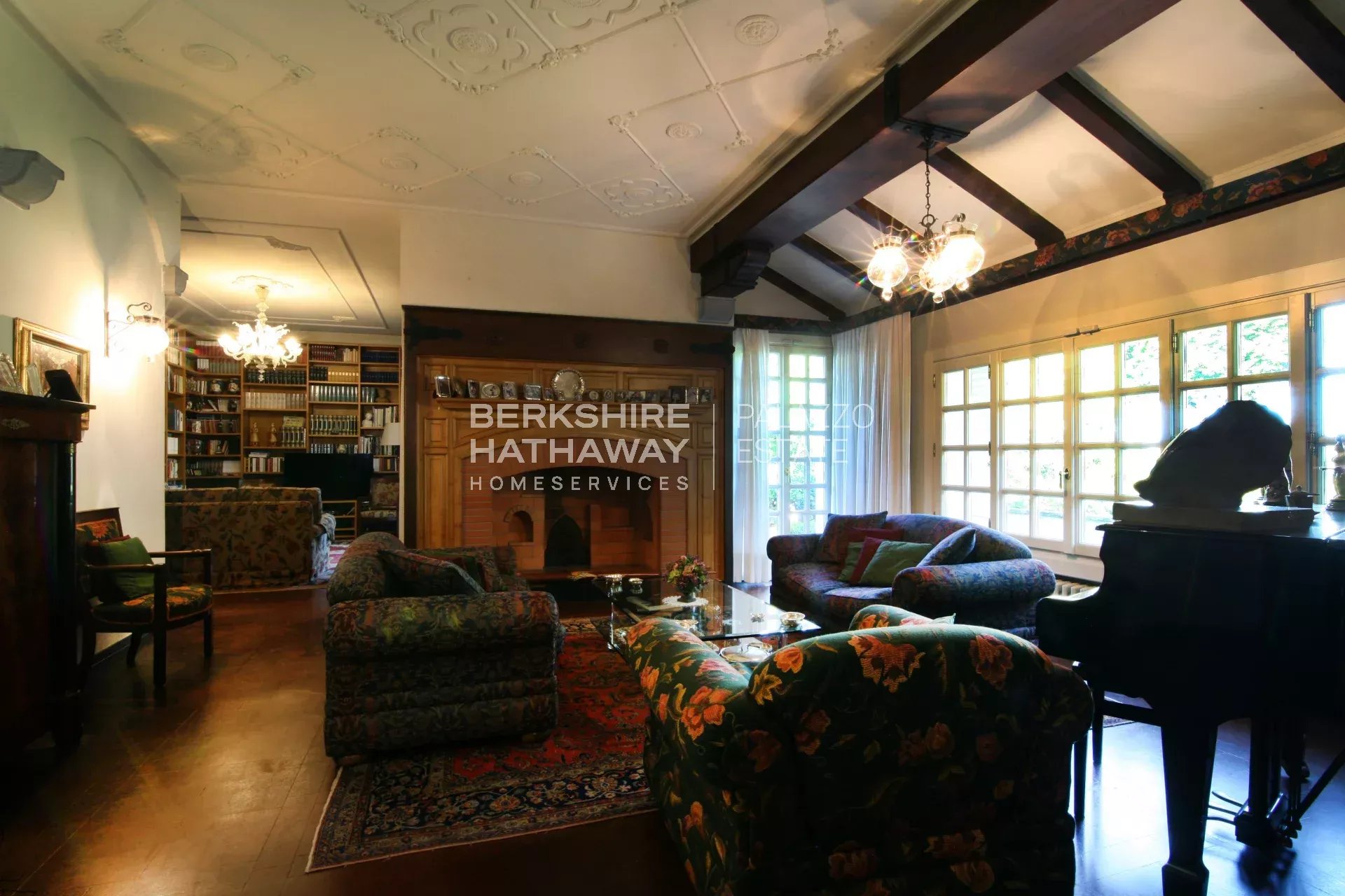 Magnificent detached villa with a large garden, minutes from the sea and Pietrasanta