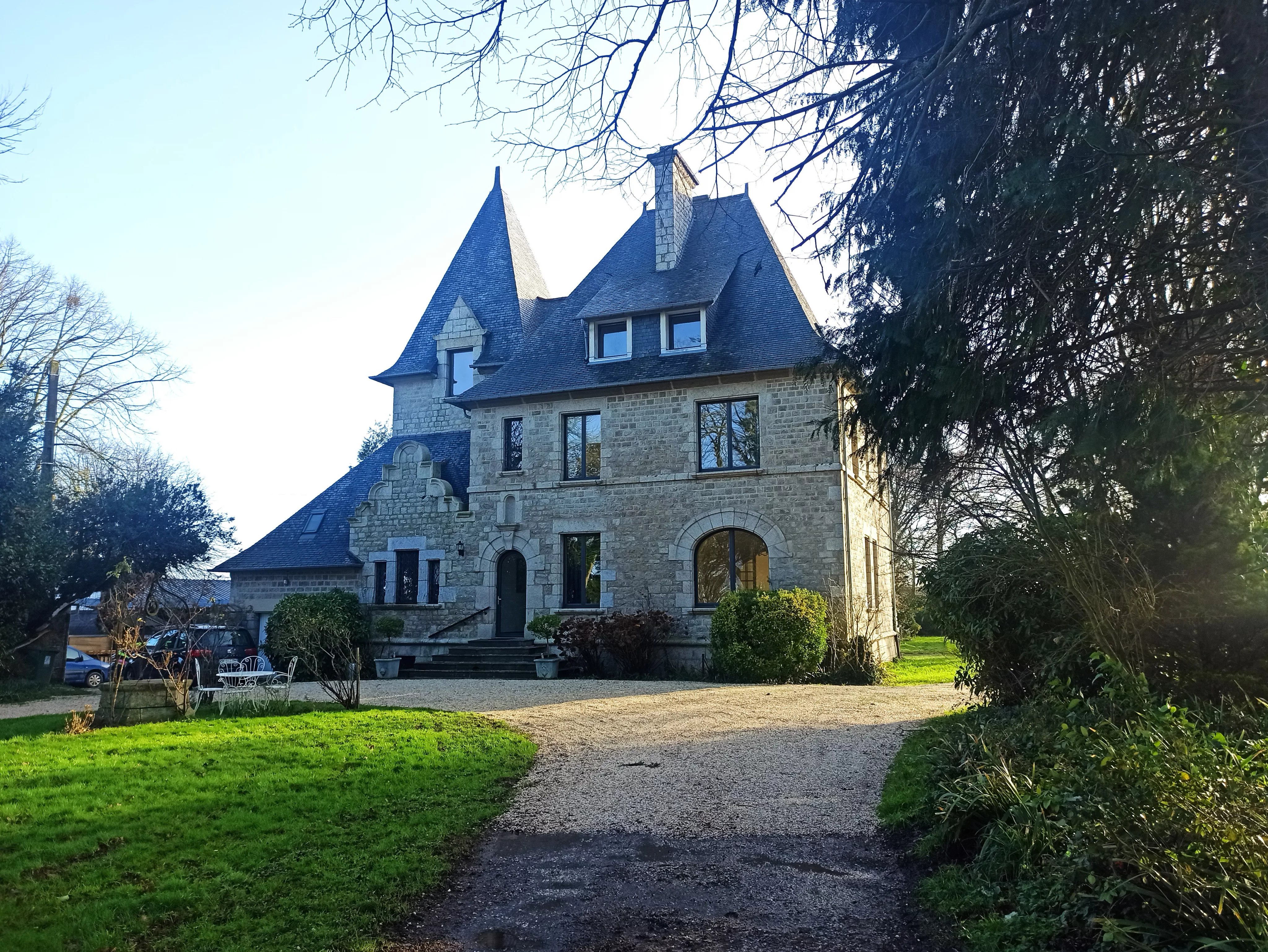MANOIR FAMILIAL SUR LES BORDS DE RANCE.  7 min DINAN  –