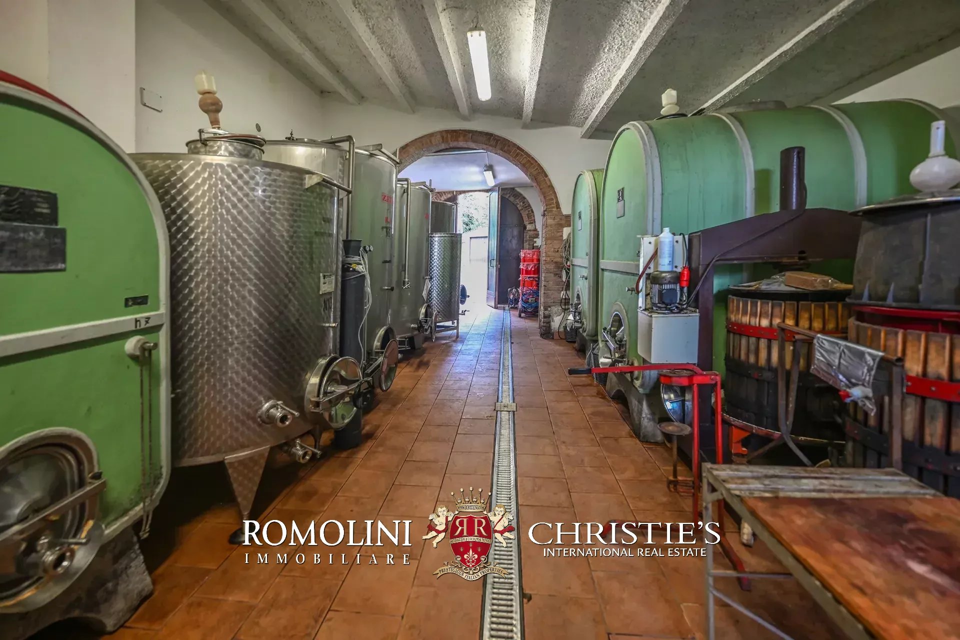 18 Bedroom Vineyard's Image 95