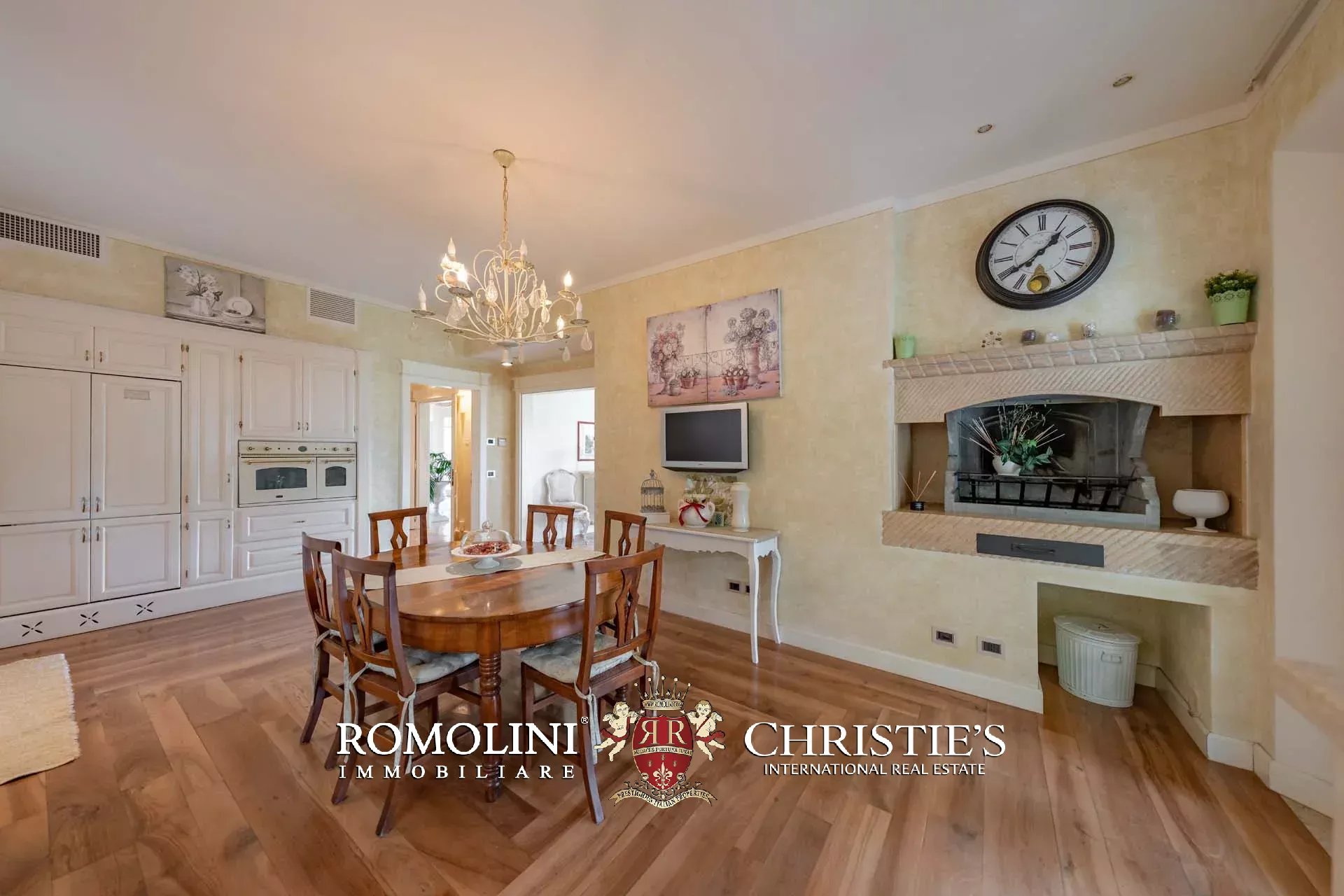 10 Bedroom Villa/Townhouse's Image 21