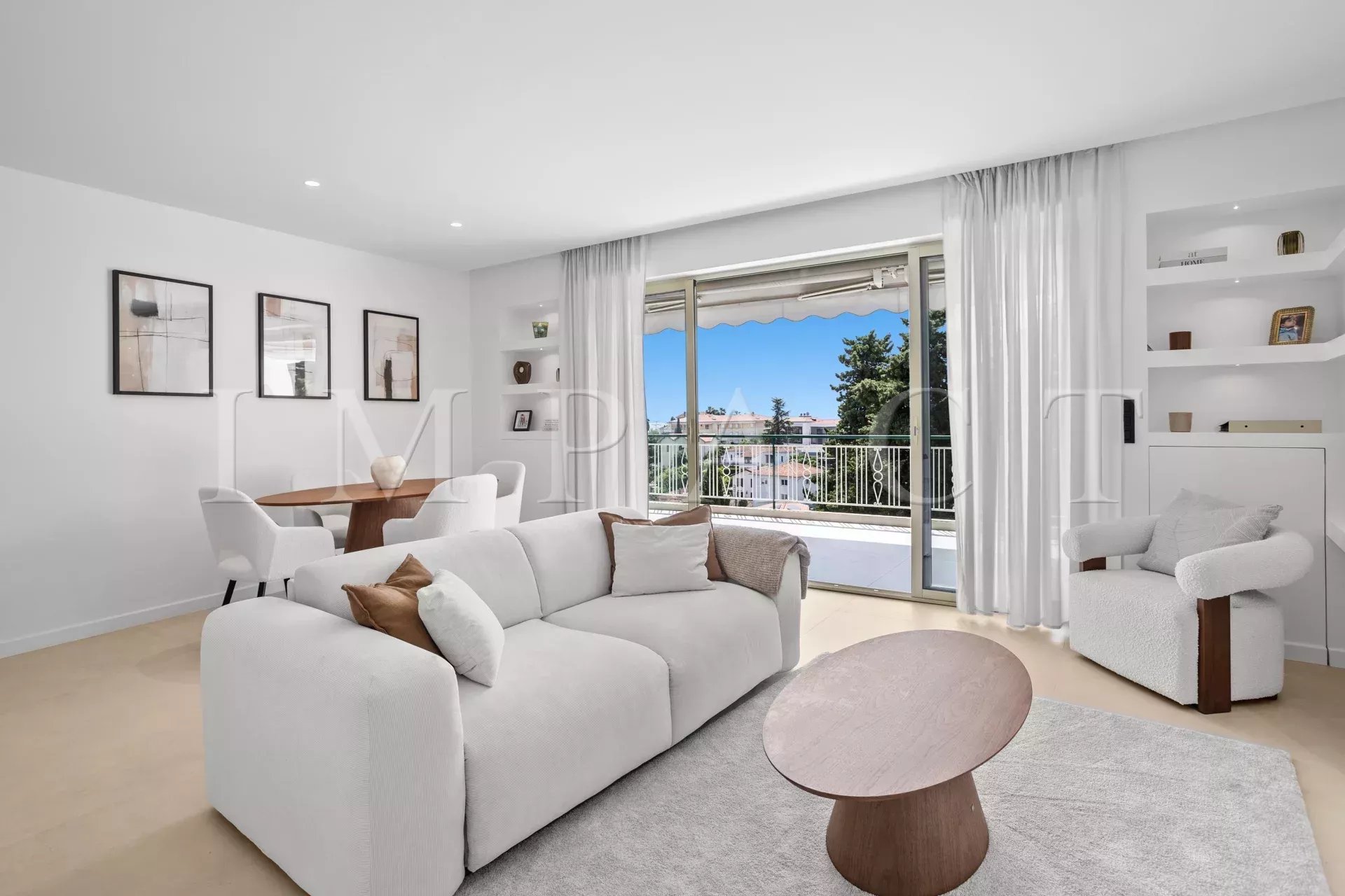 Le Cannet, Renovated 2-Bedroom apartment with sea view for sale