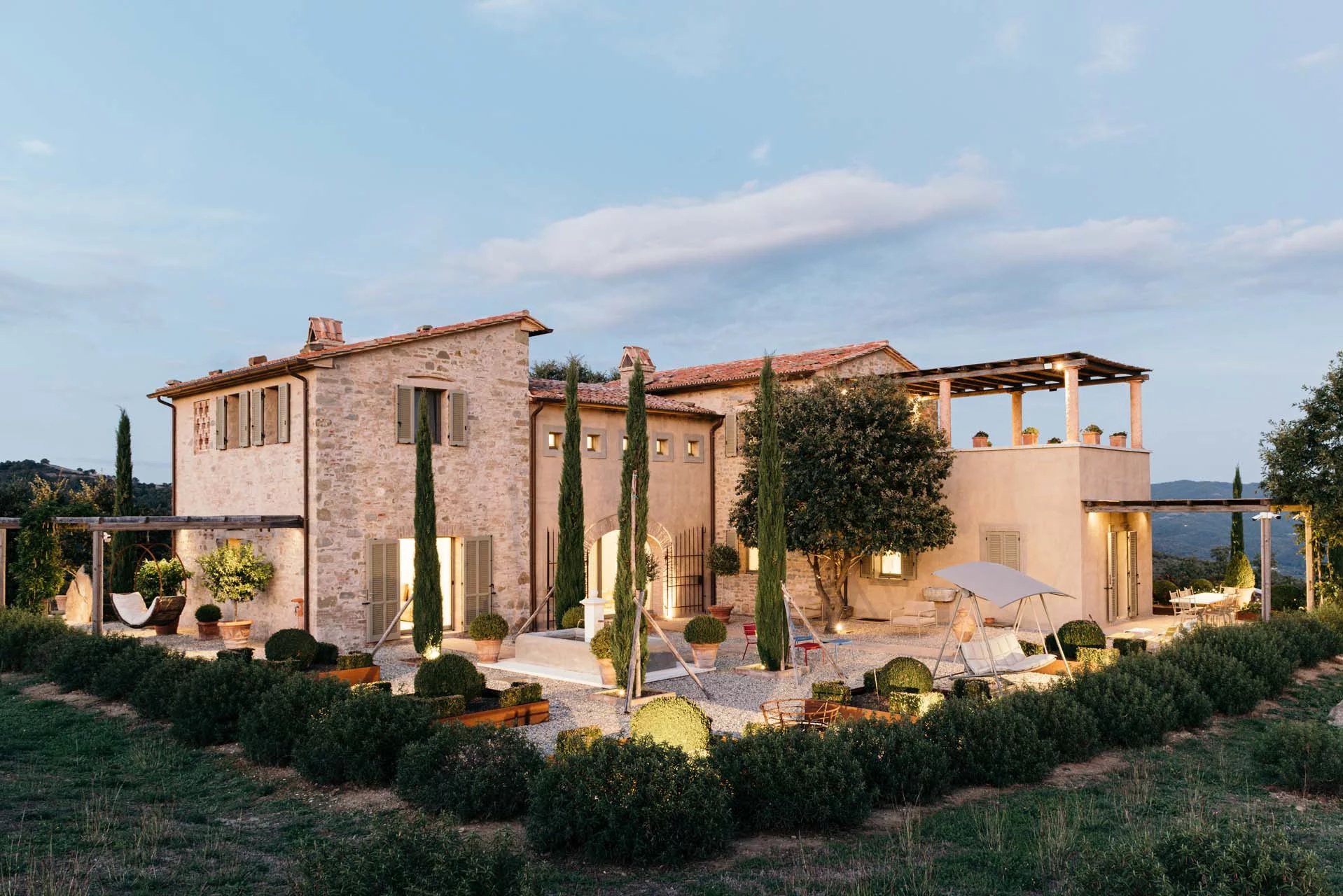 VILLA DI LUSSO CON VISTA SUL LAGO TRASIMENO IN VENDITA IN UMBRIA