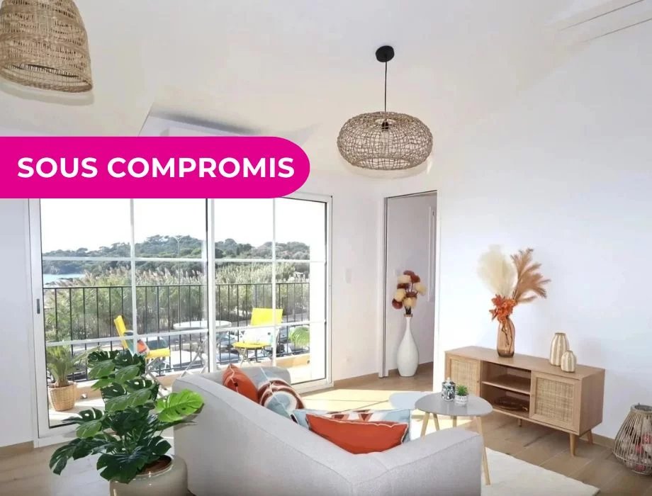 Salon moderne avec vue mer d'un immeuble neuf en exclusivité à Hyères Giens, secteur Tour Fondue - Agence Attraction Immobilière.