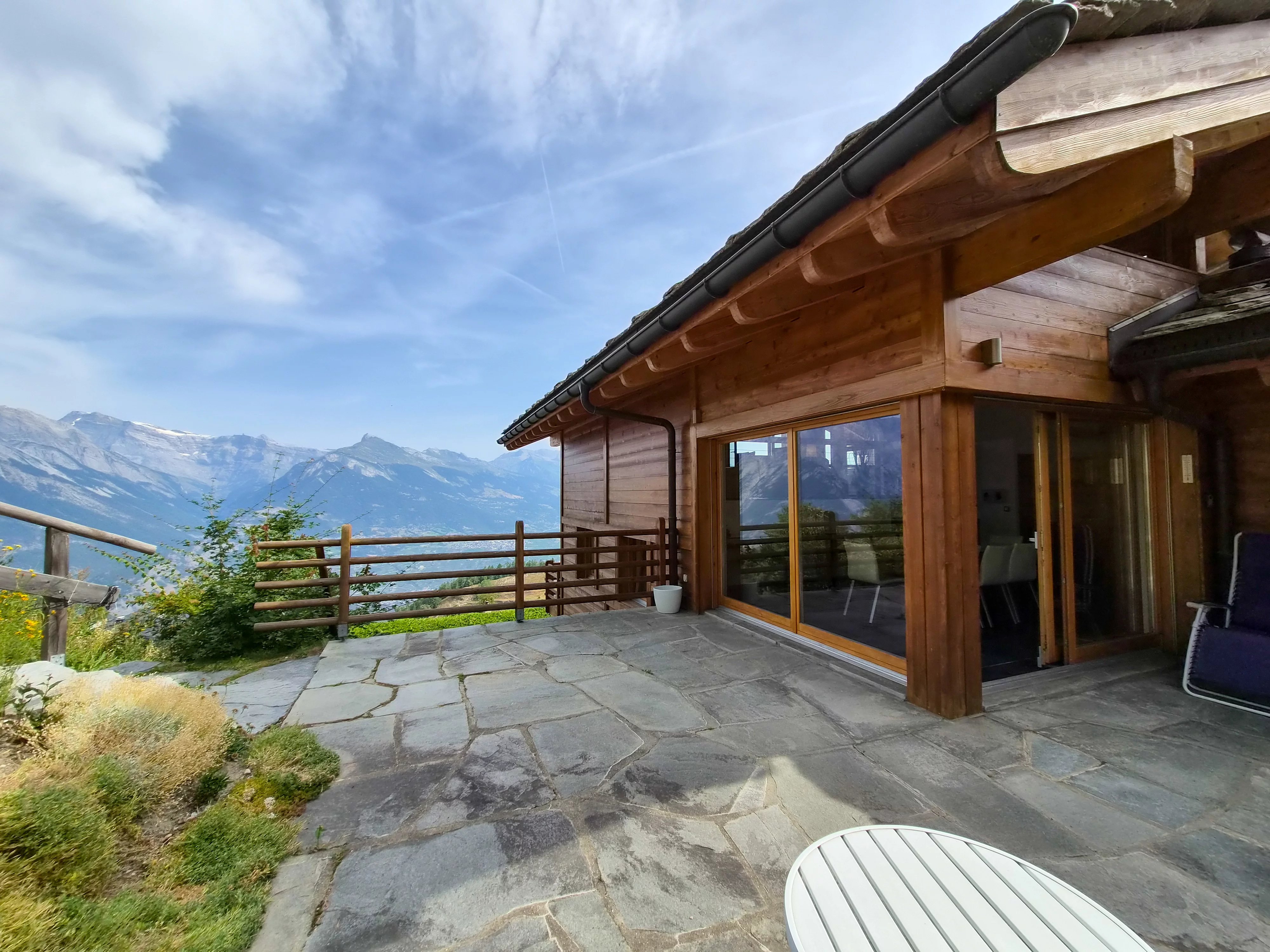 Chalet d'exception au bord du bisse et proche des pistes de skis, à Nendaz !