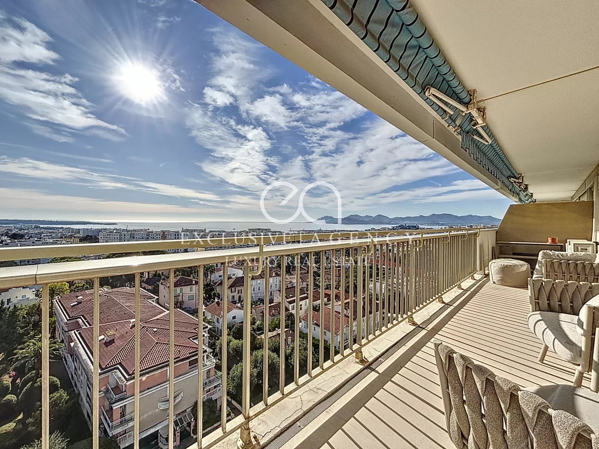 CANNES Appartement 4 pièces rénové Terrasse 53 m² Vue Mer Exceptionnelle