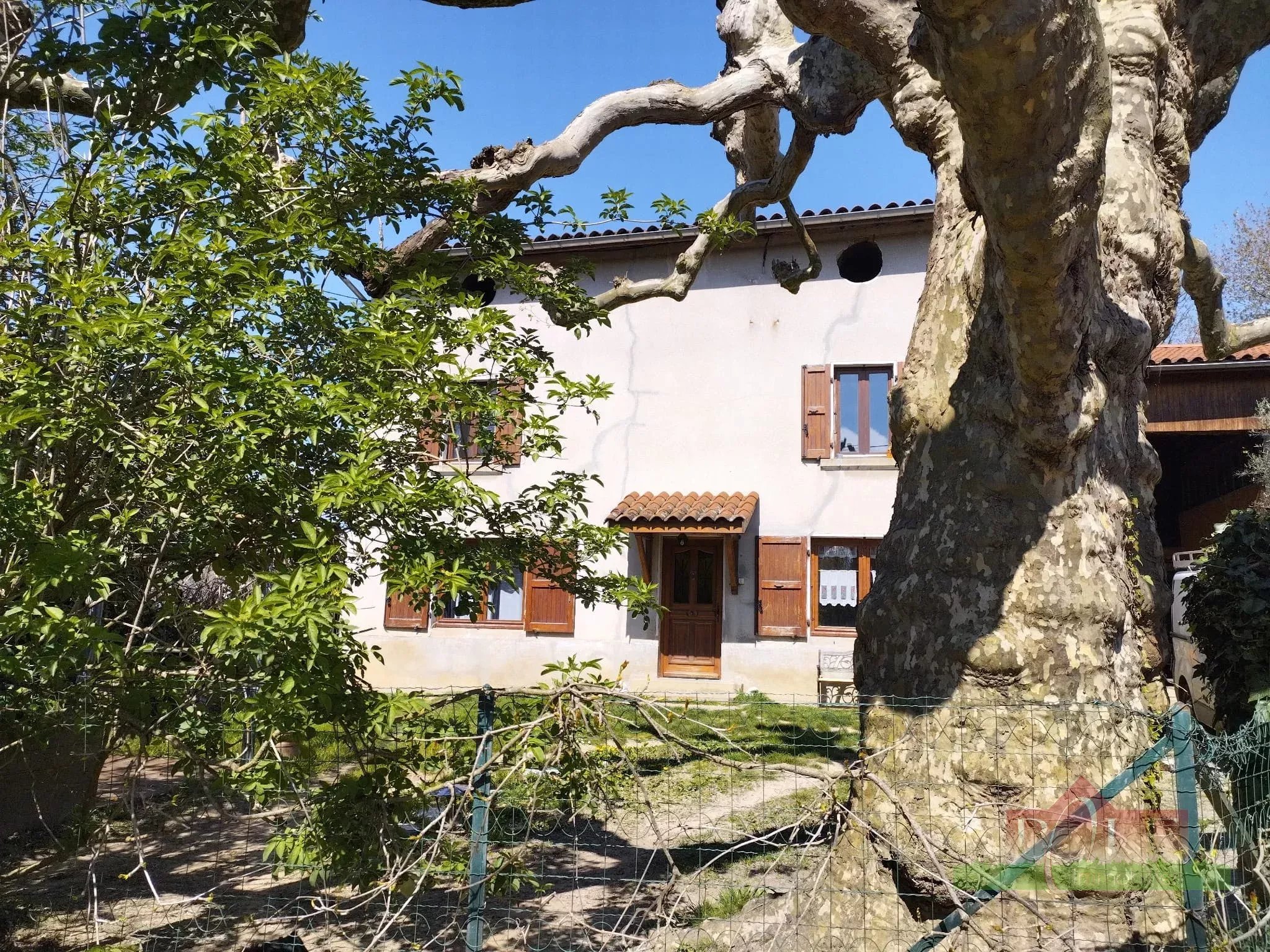 AUBERIVES SUR VAREZE, Ancien corps de ferme rénové de  7 pièces, 150 m² avec dépendances de 330 m²