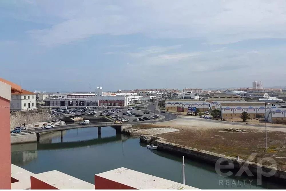 Prédio  habitacional ou serviços de 249 m2- total vista mar- Centro Peniche