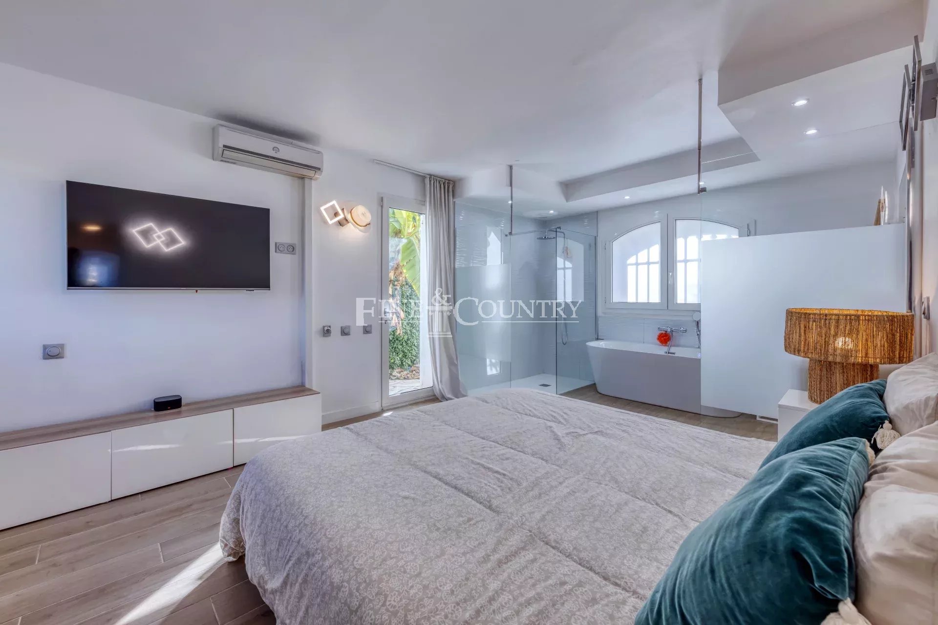 Photo of For sale  Villa in Valbonne - Panoramic view