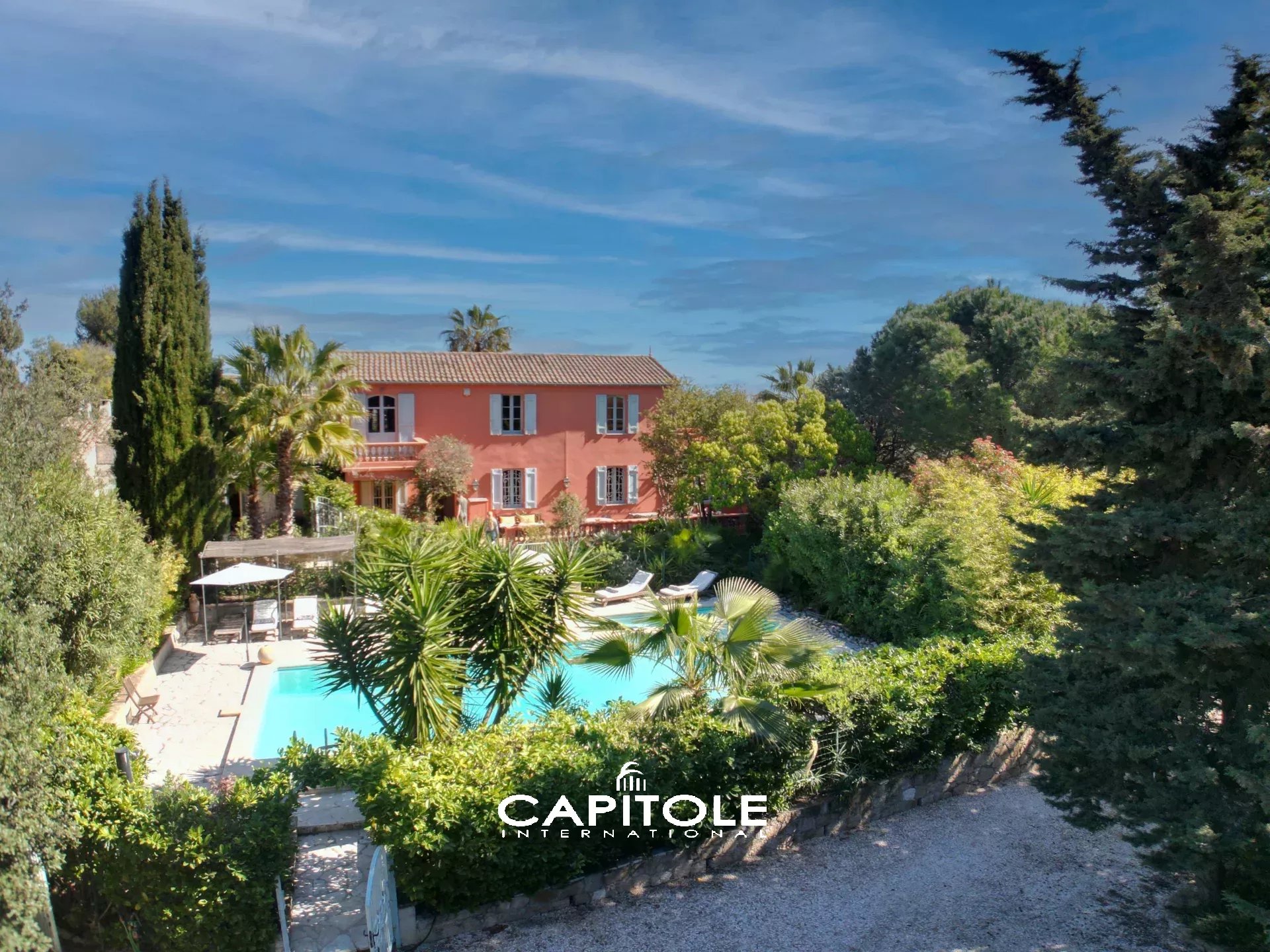 BAISSE DE PRIX : Propriété d’Exception à Antibes – Bastide Rénovée du XIXe Siècle de 267 m² avec piscine, charme historique et confort contemporain,  au cœur d’un parc paysager de 5 771 m².