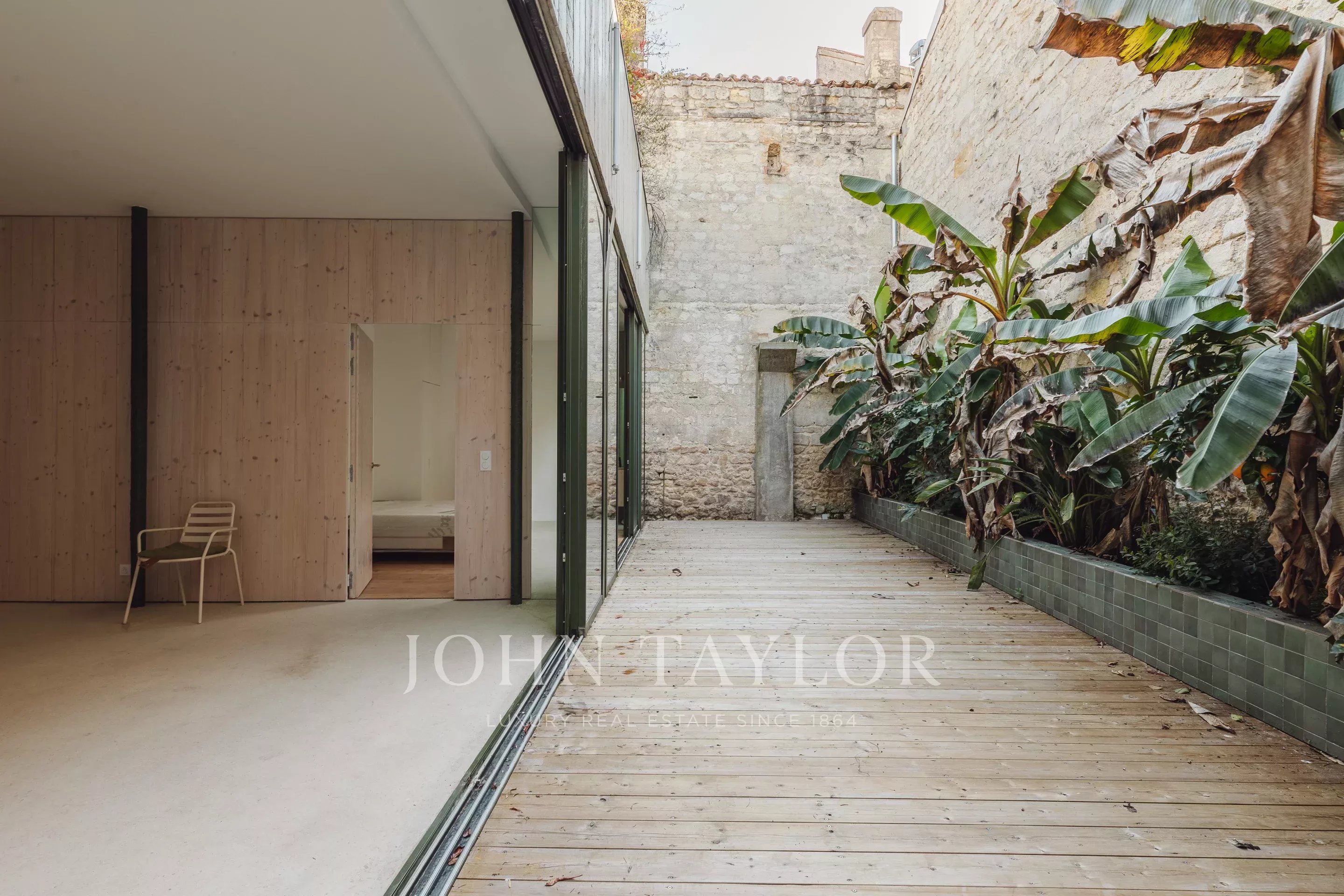 CHARTRONS - LOFT & TERRASSE - JOHN TAYLOR
