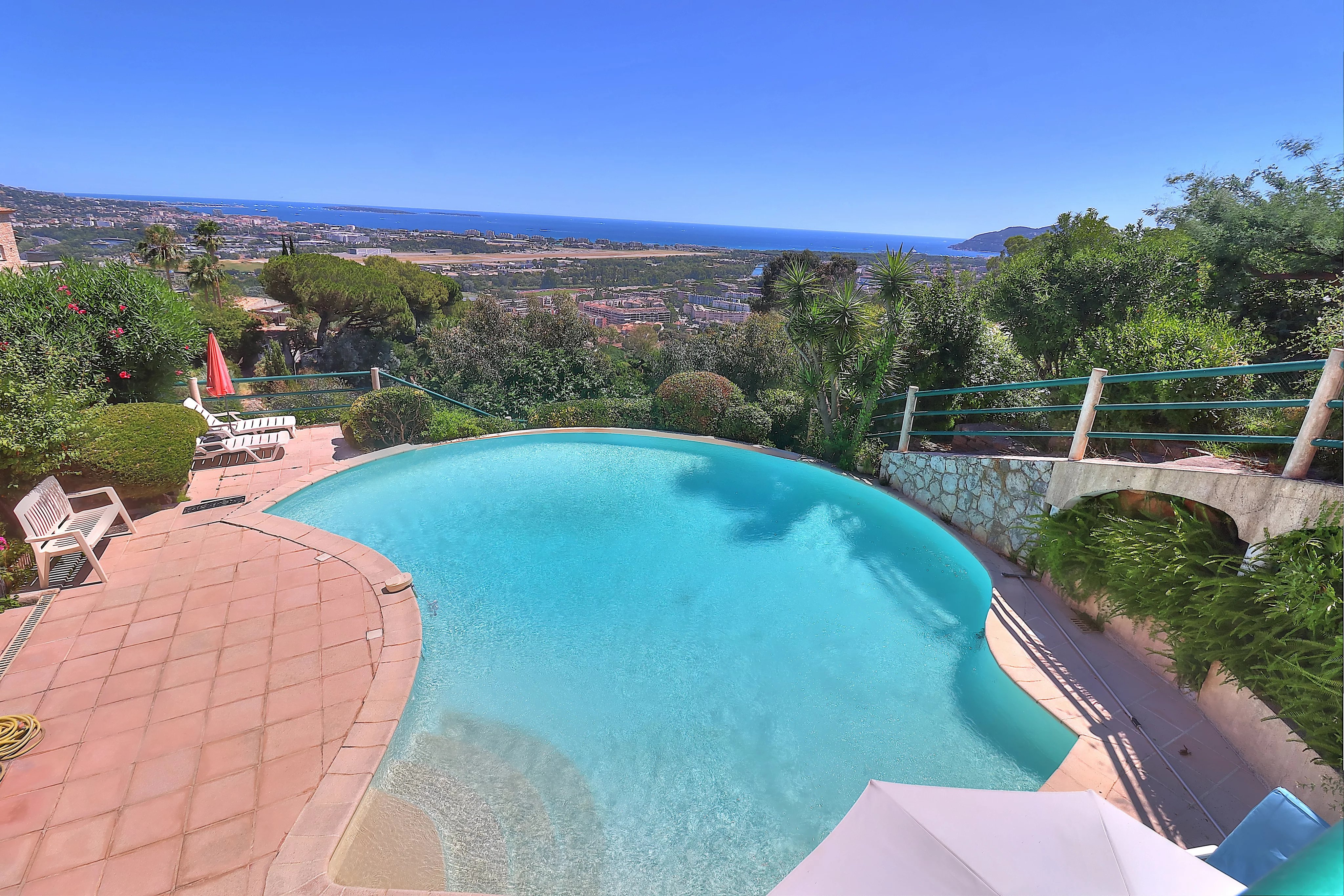 Villa de Charme avec Vue Mer et Piscine à Débordement – Mandelieu-la-Napoule