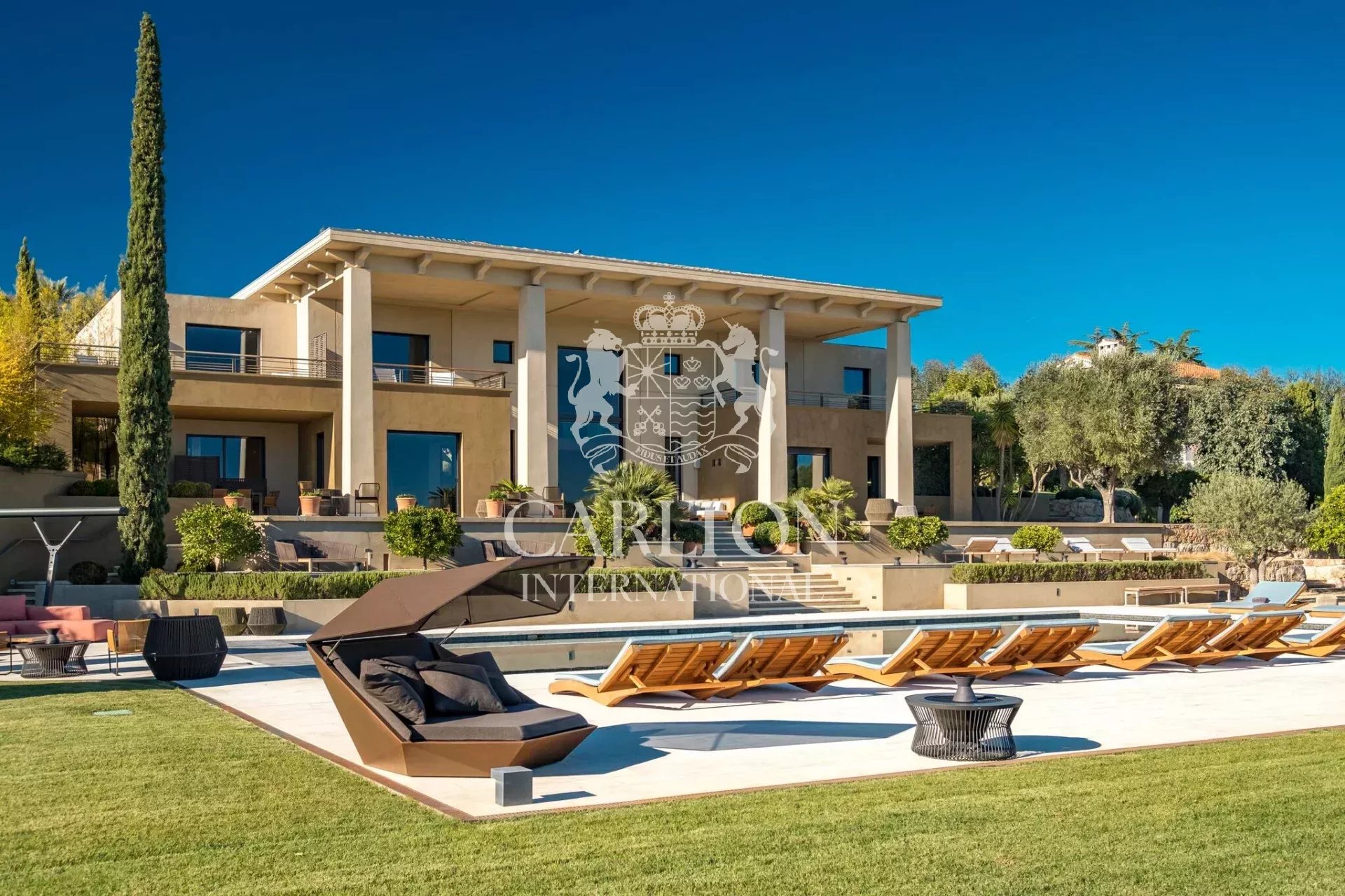 Luxurious domain with panoramic sea view and staff