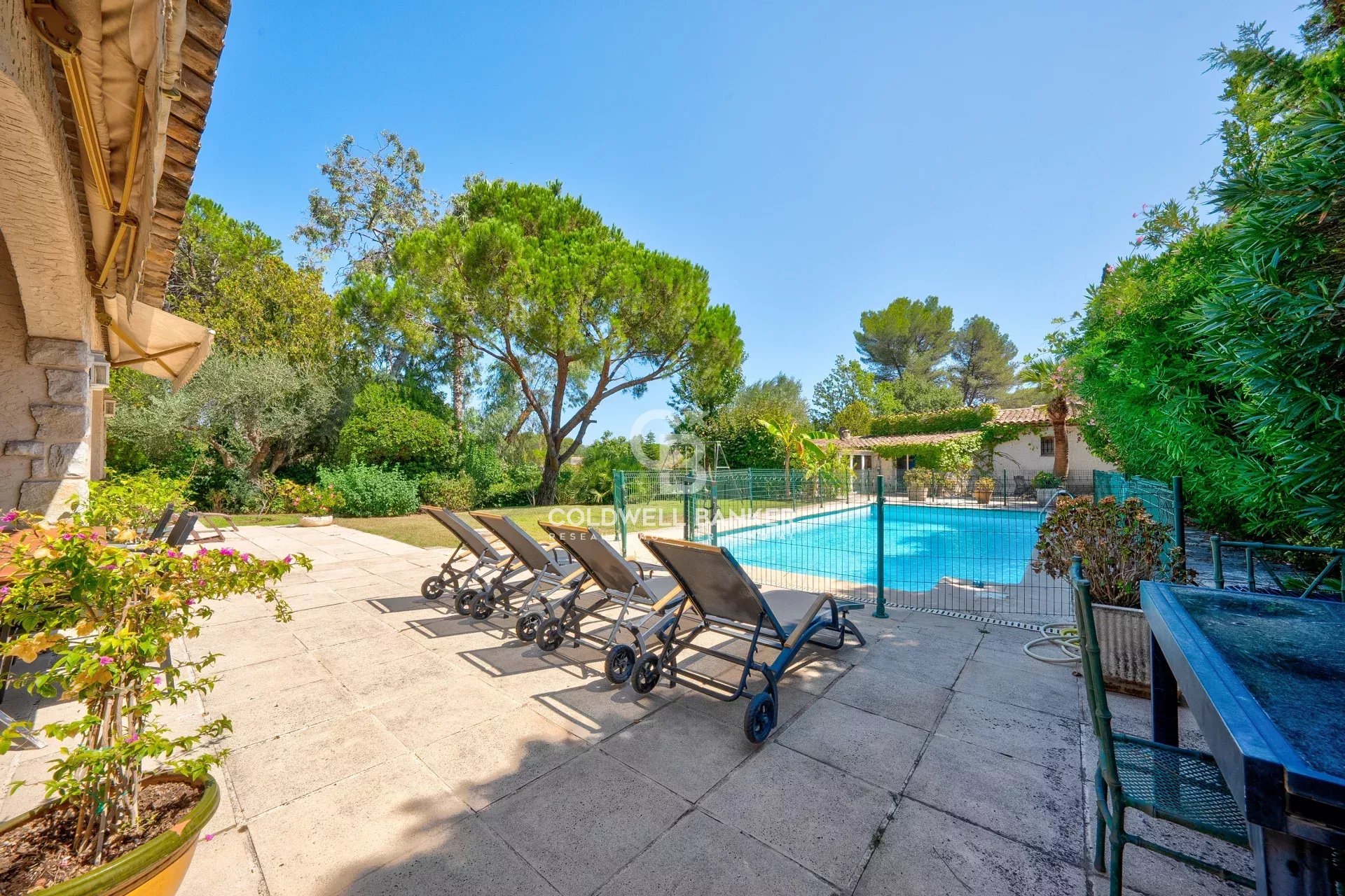 06250 MOUGINS VILLA