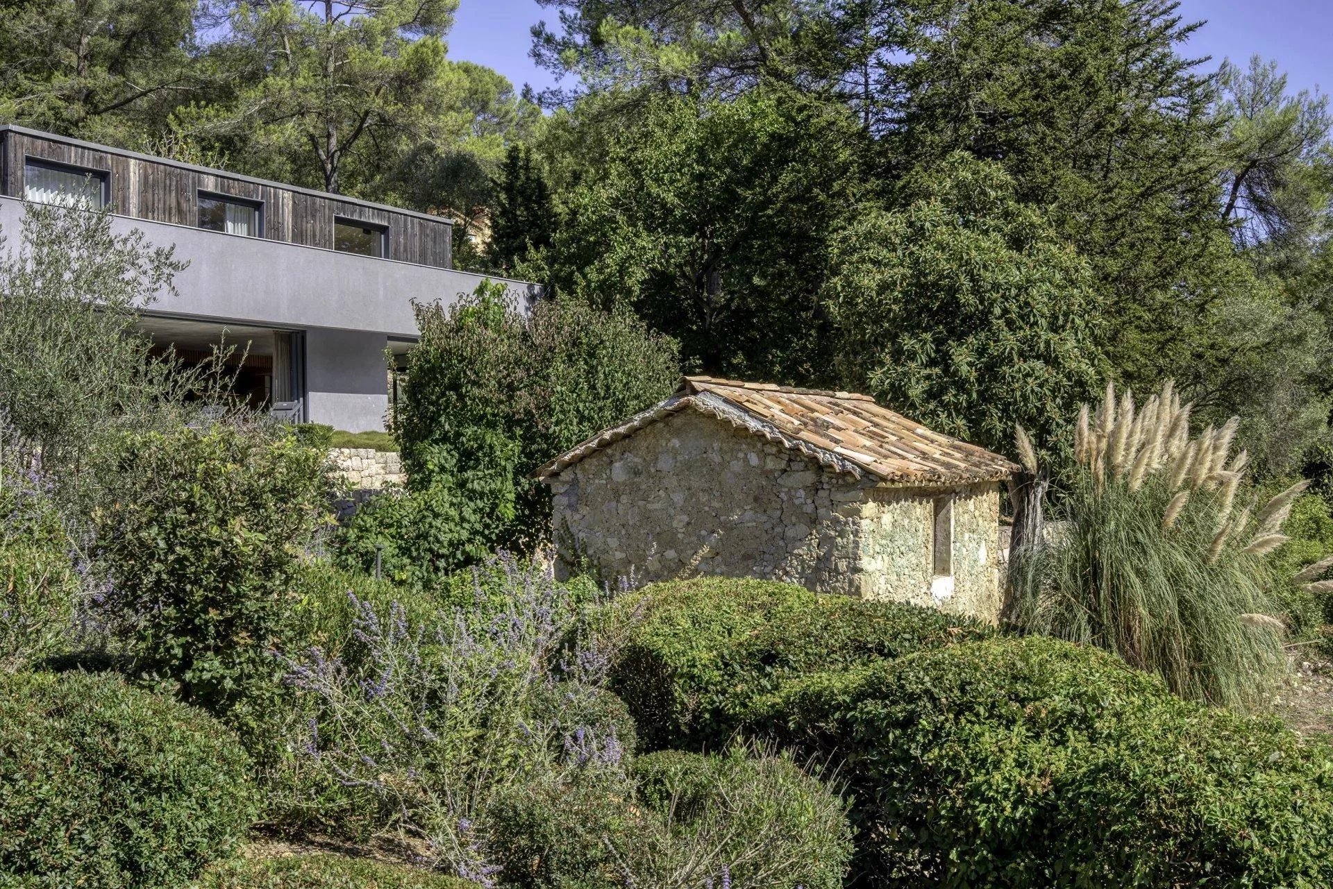 Contemporaine à pied du village 25