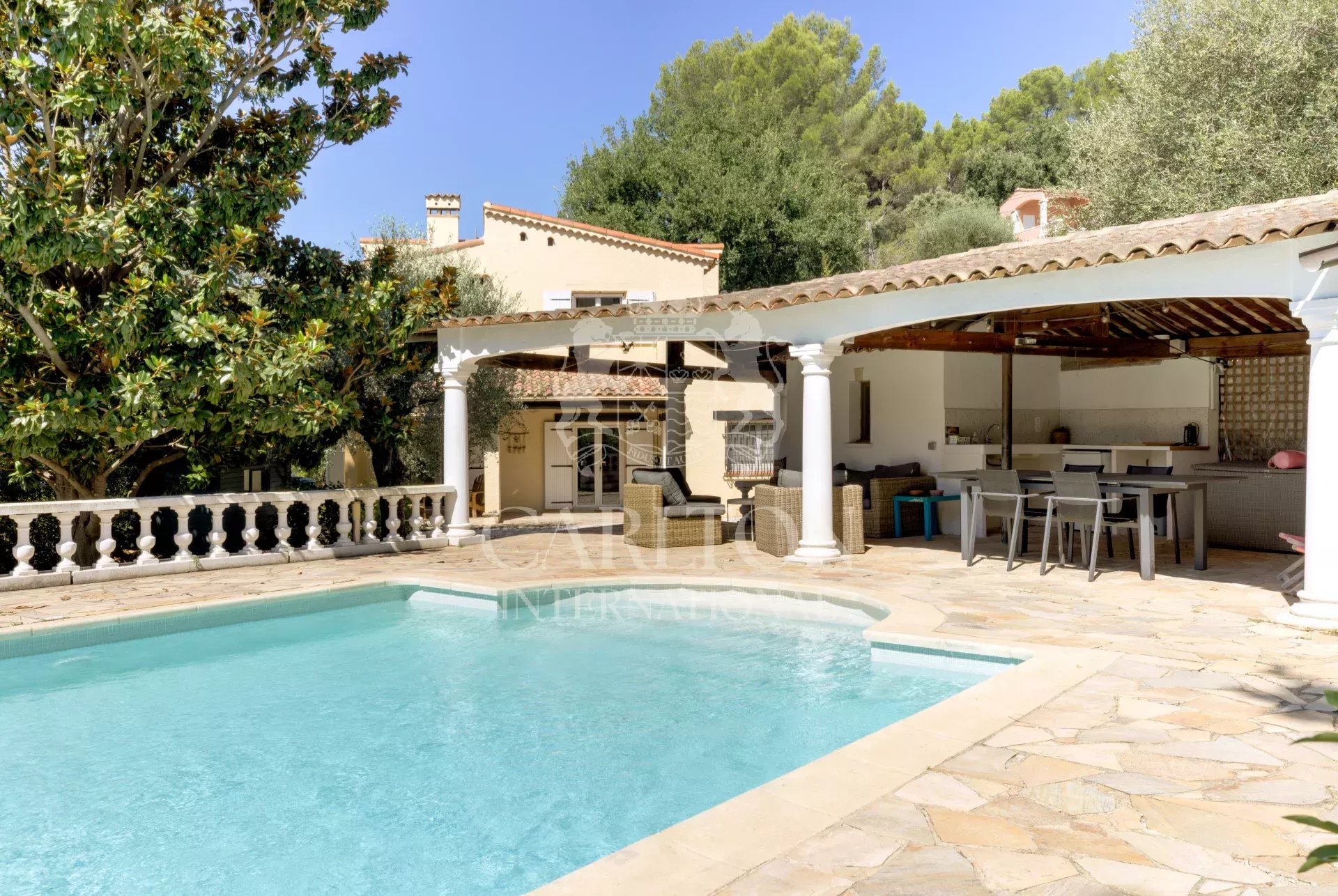 Schöne renovierte provenzalische Villa mit Pool und Nebengebäude