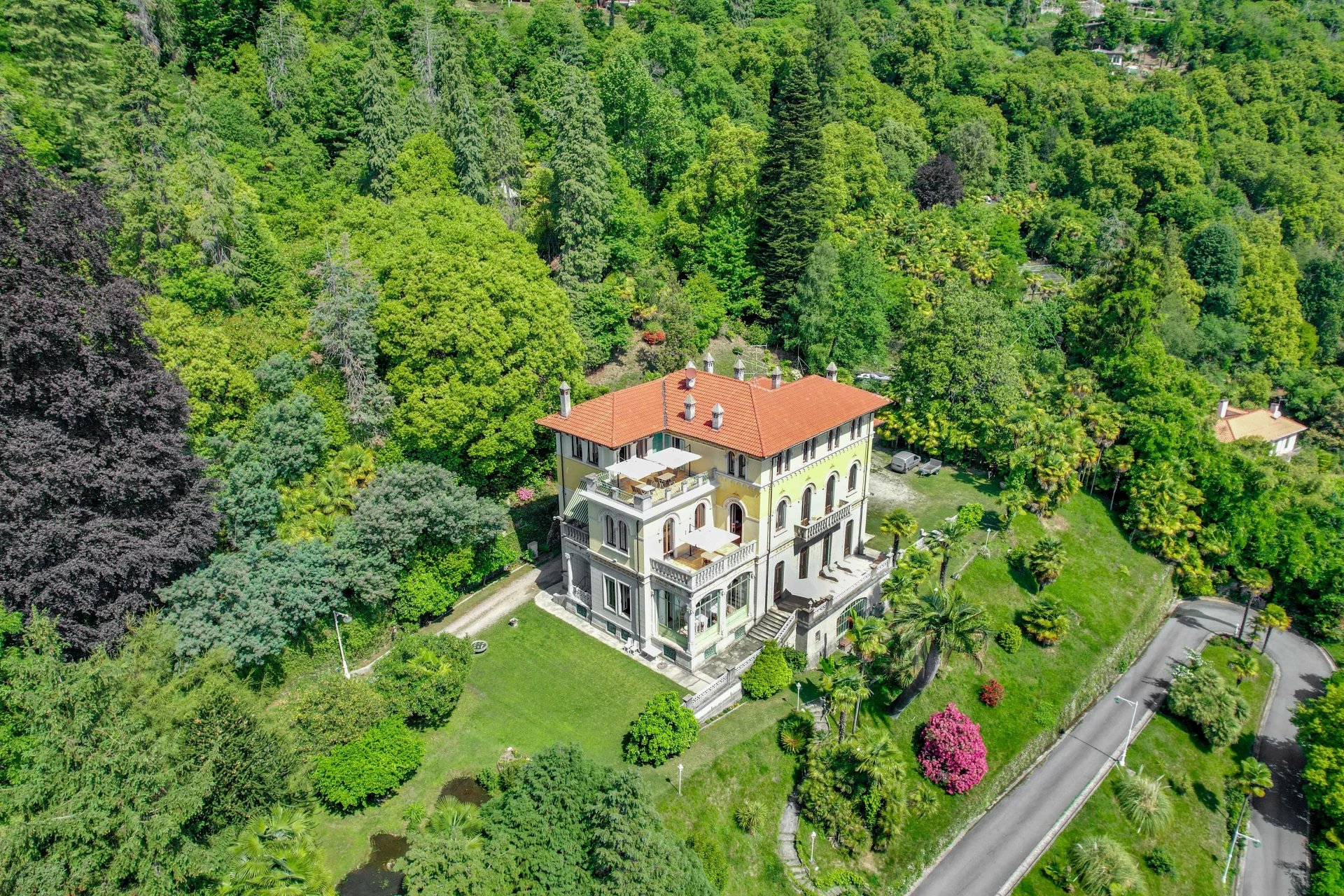 L'élégance du style Liberty de la Villa Volpi avec parc et plage à vendre sur le lac Majeur