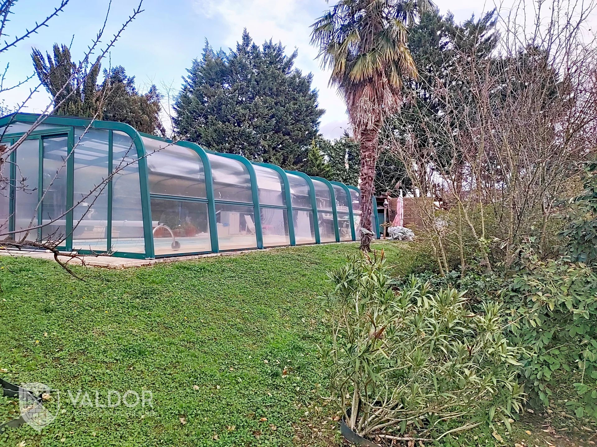 Terrain à bâtir de 580 m² avec piscine creusée