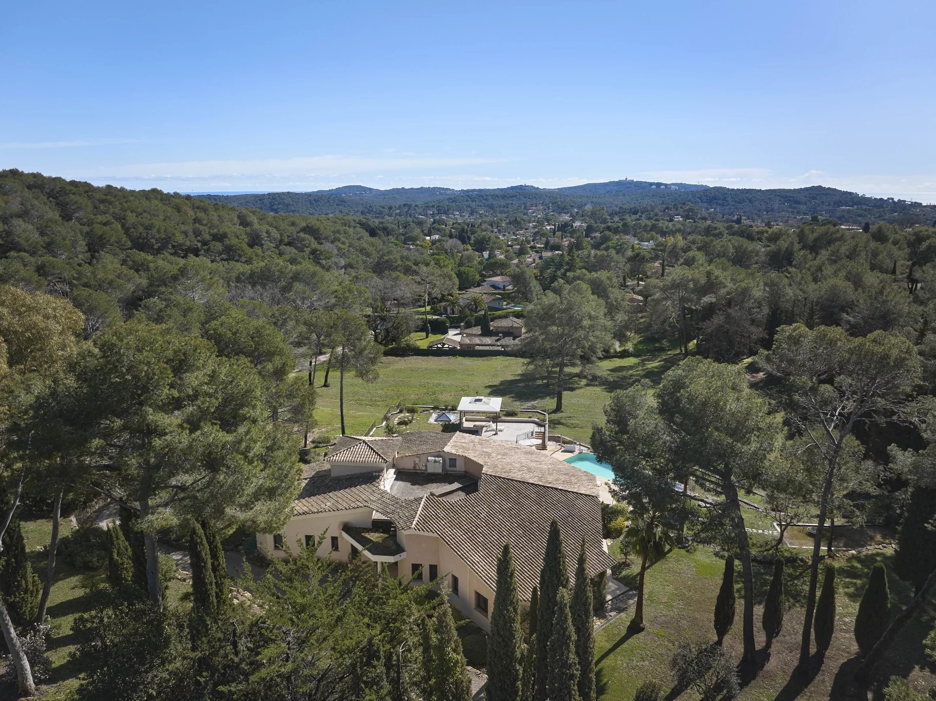 06250 MOUGINS VILLA