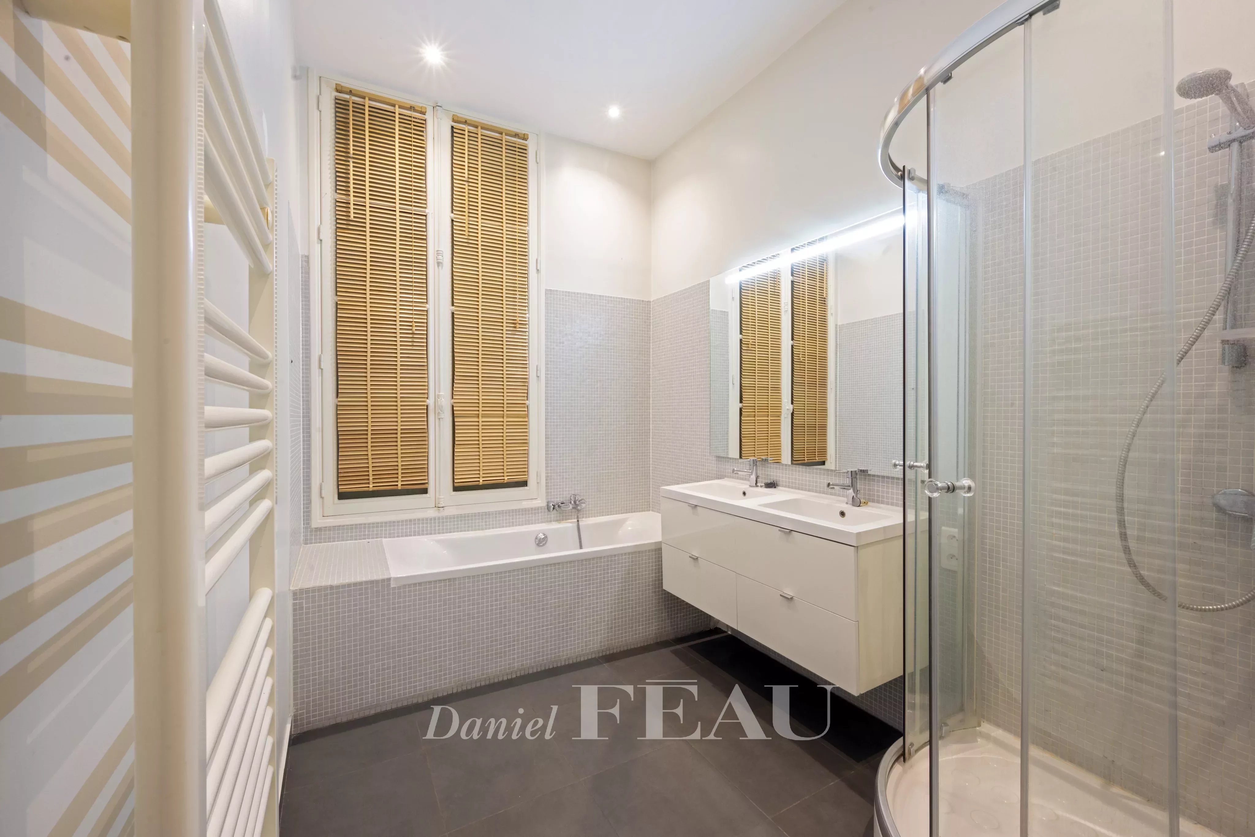 SALLE DE BAINS AVEC WC