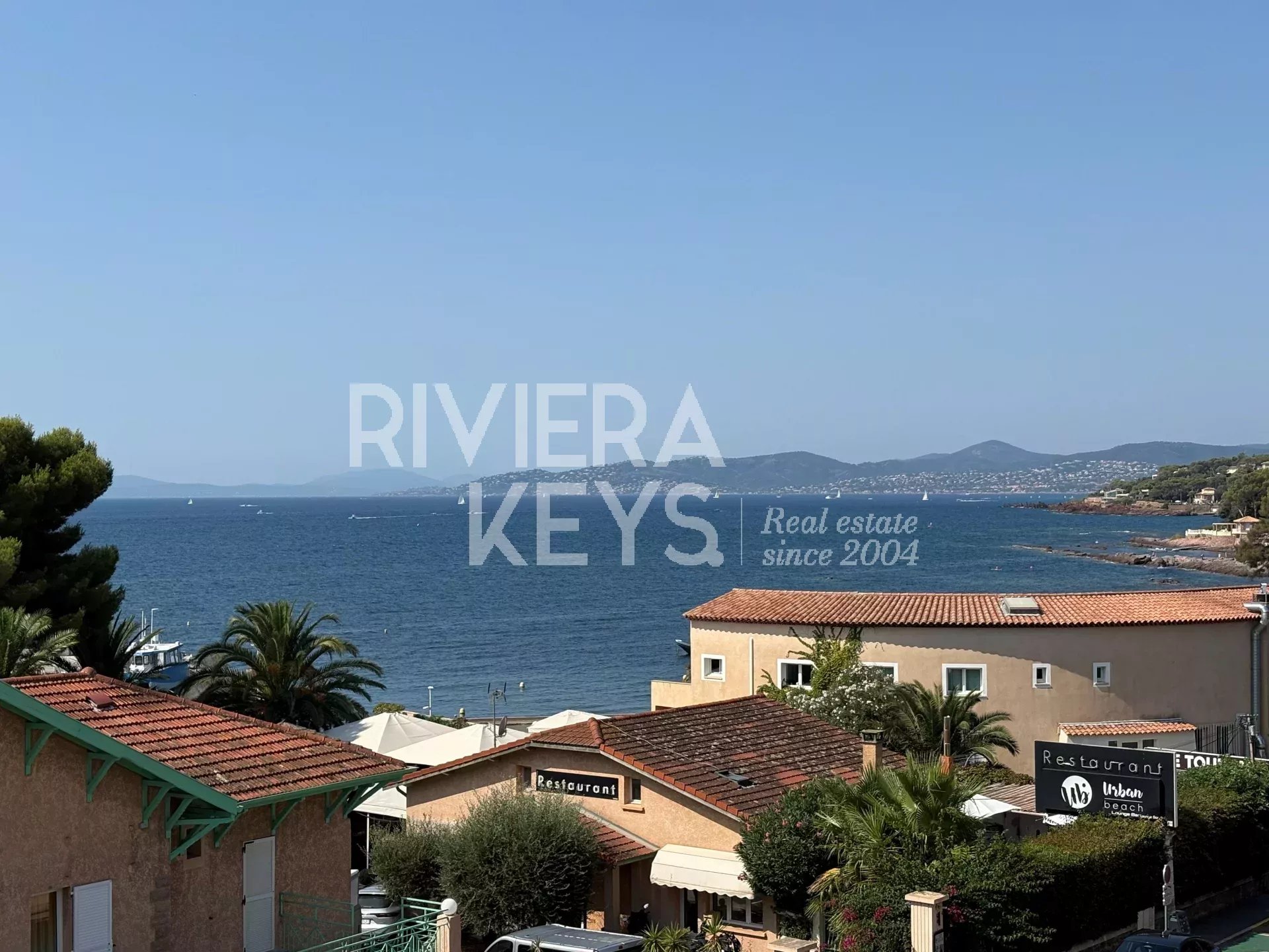 SAINT-RAPHAËL - Boulouris : Renoverad 4-rumslägenhet med terrass, havsutsikt, pool och dubbelgarage