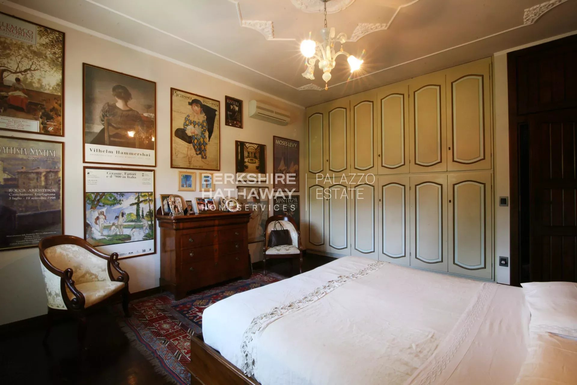 Magnificent detached villa with a large garden, minutes from the sea and Pietrasanta