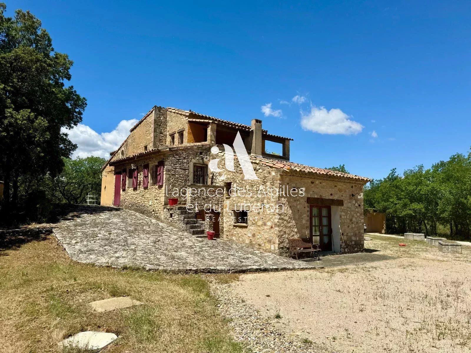 BONNIEUX - MAS AVEC PISCINE ET TERRAIN