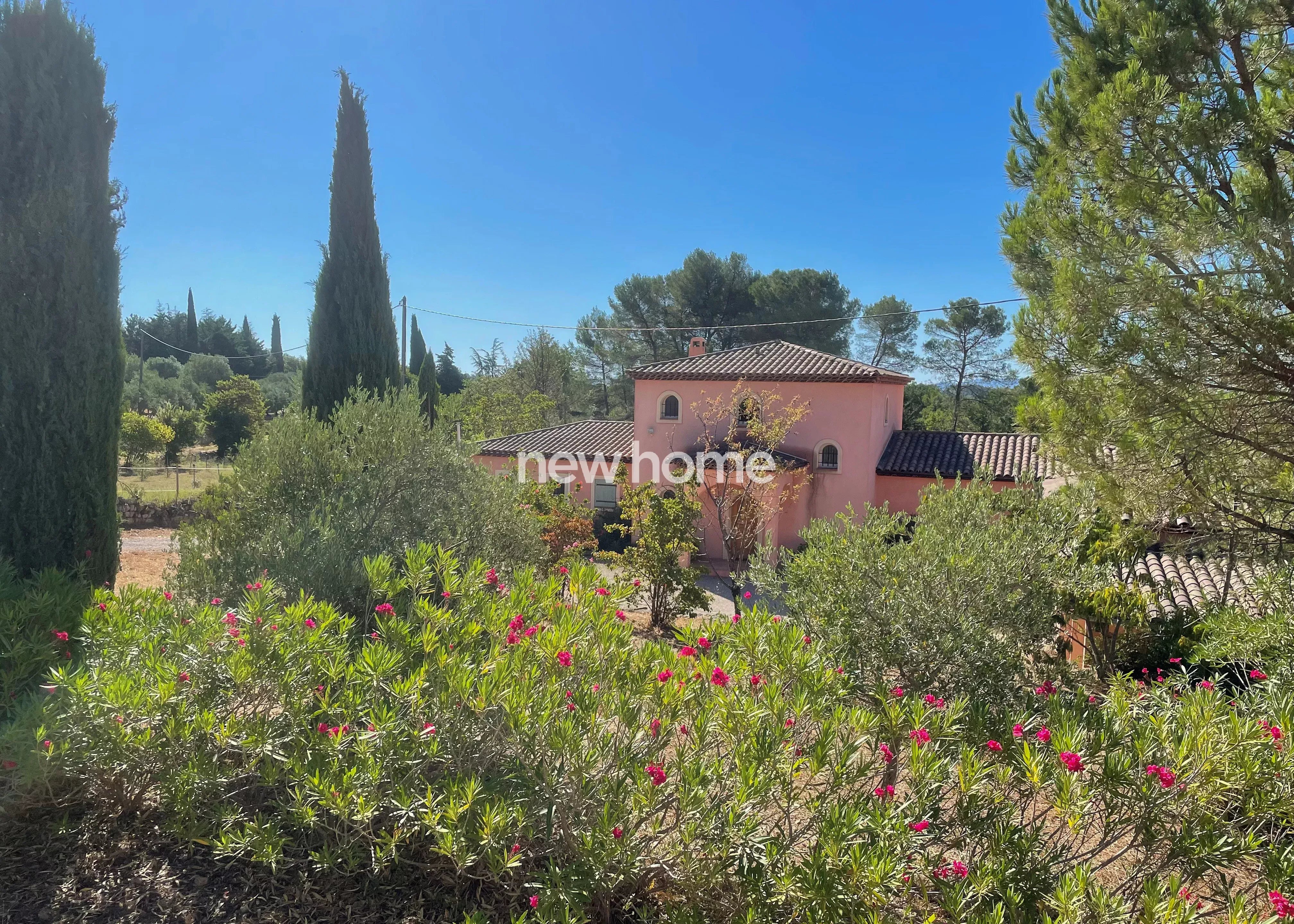Proche de Lorgues, une villa provençale et lumineuse avec piscine et vue dégagée.