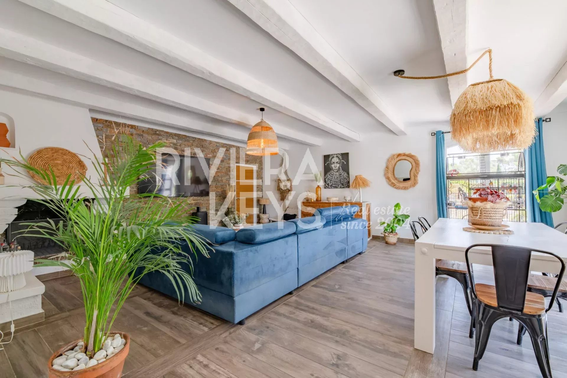 SAINT-RAPHAËL – Boulouris: Renovated property with independent units, pool and garage