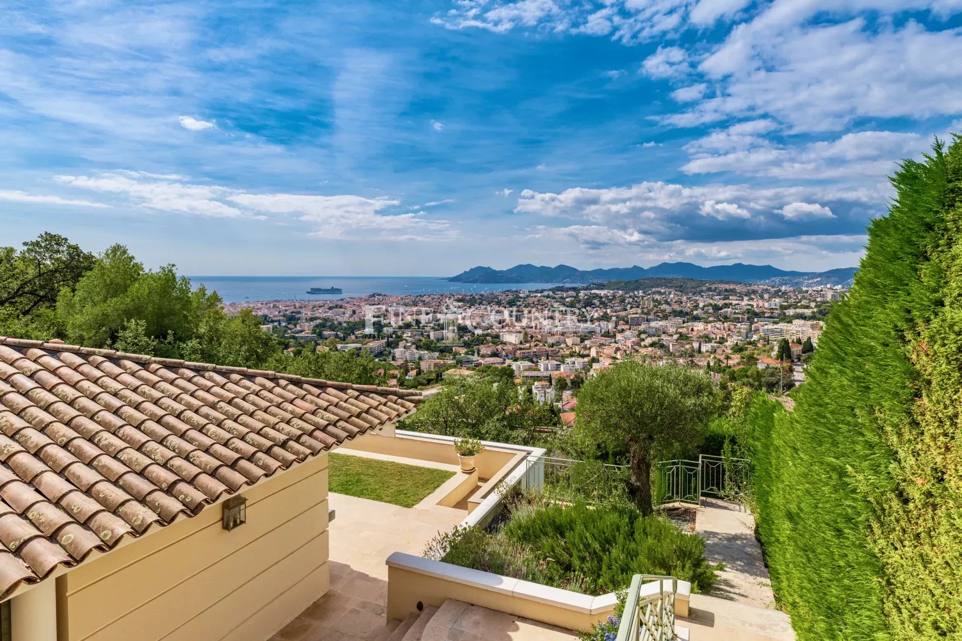 Villa for sale in Cannes with Sea Views Accommodation in Cannes