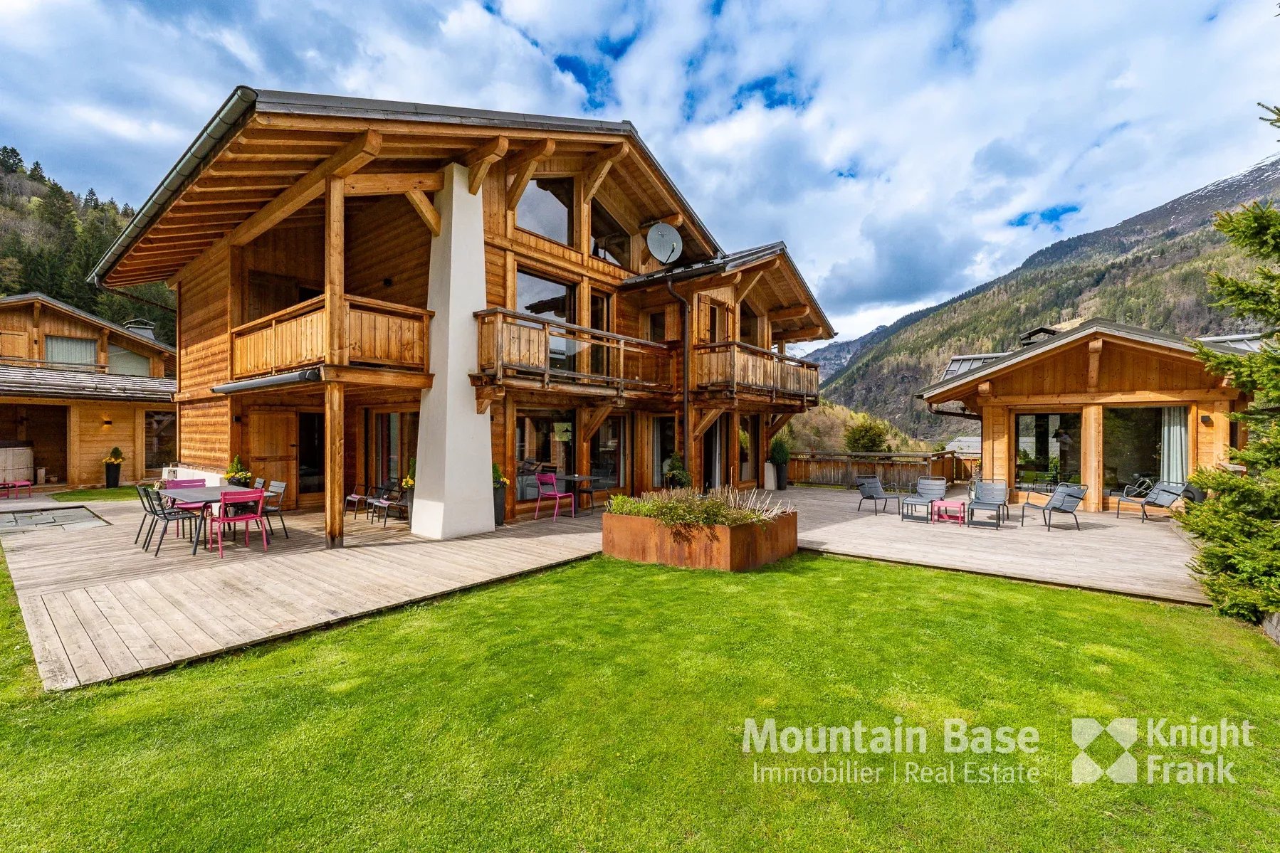 Beautifully finished 5 bedroom chalet with independent apartment in Les Houches Accommodation in Chamonix