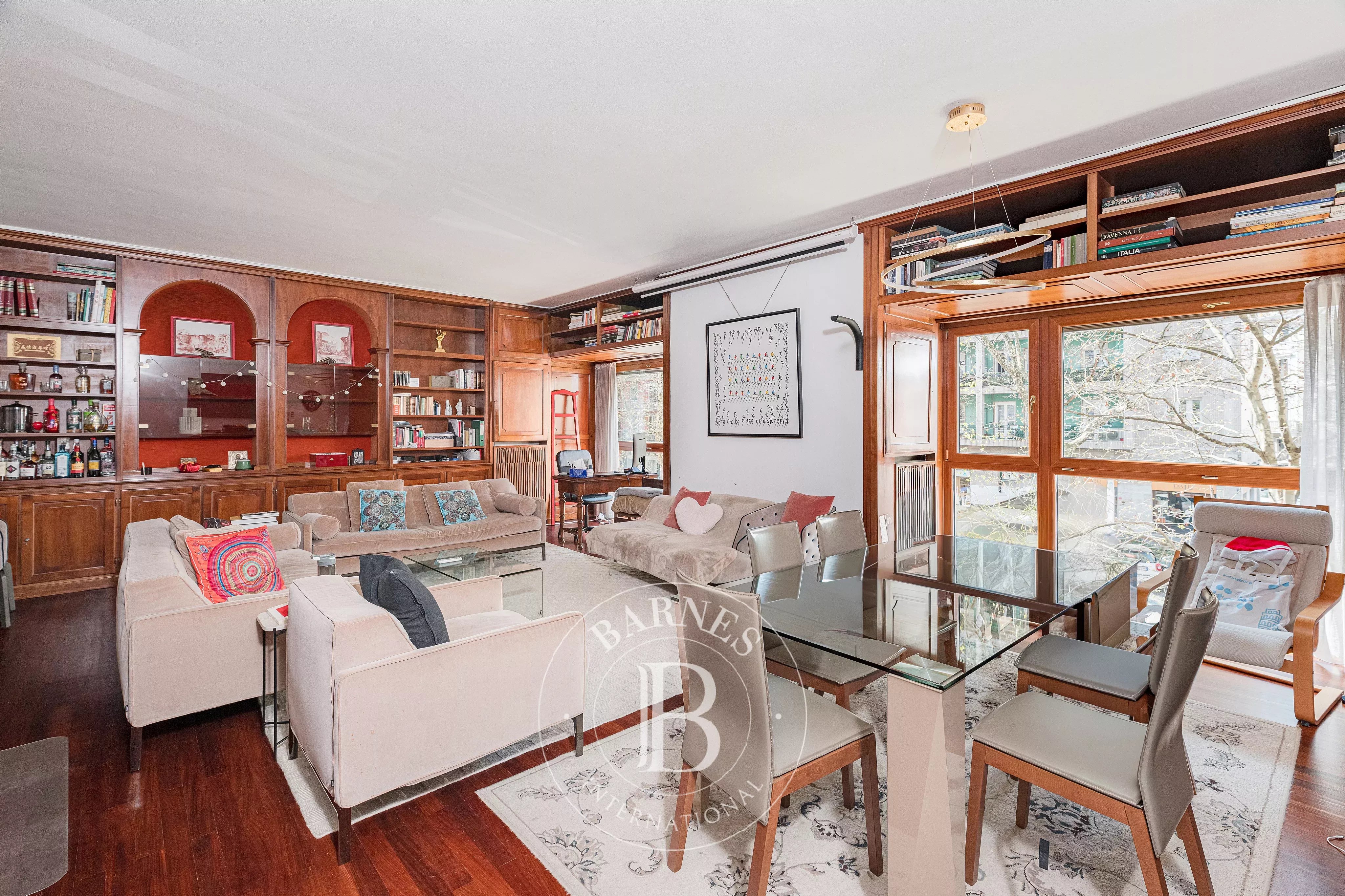 Ampio appartamento con terrazzo, box auto e cantina in Via Ruggero di Lauria – da ristrutturare