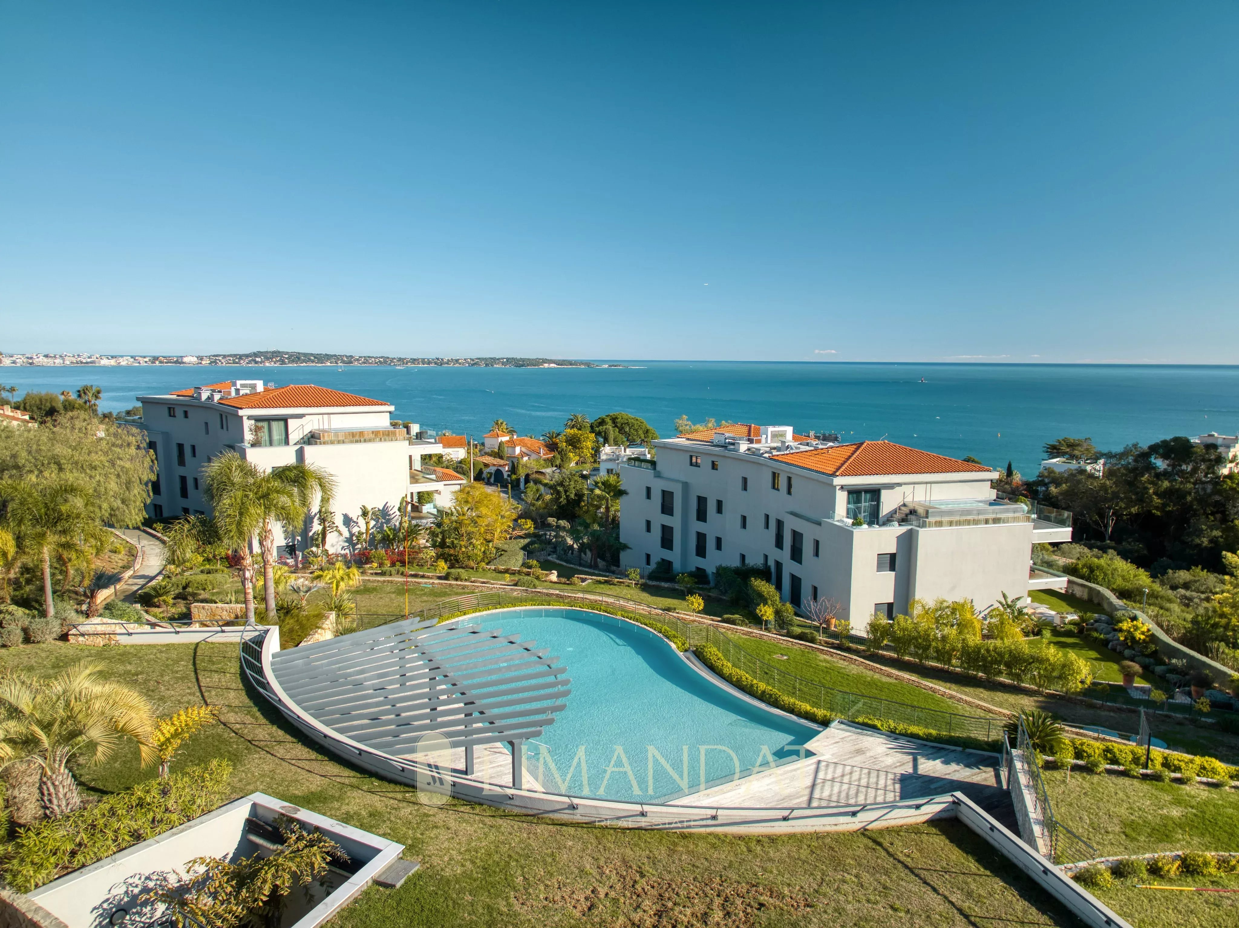 Cannes – Contemporary sea-view apartment | 3 ensuite bedrooms, covered terrace & residence with pool and gym