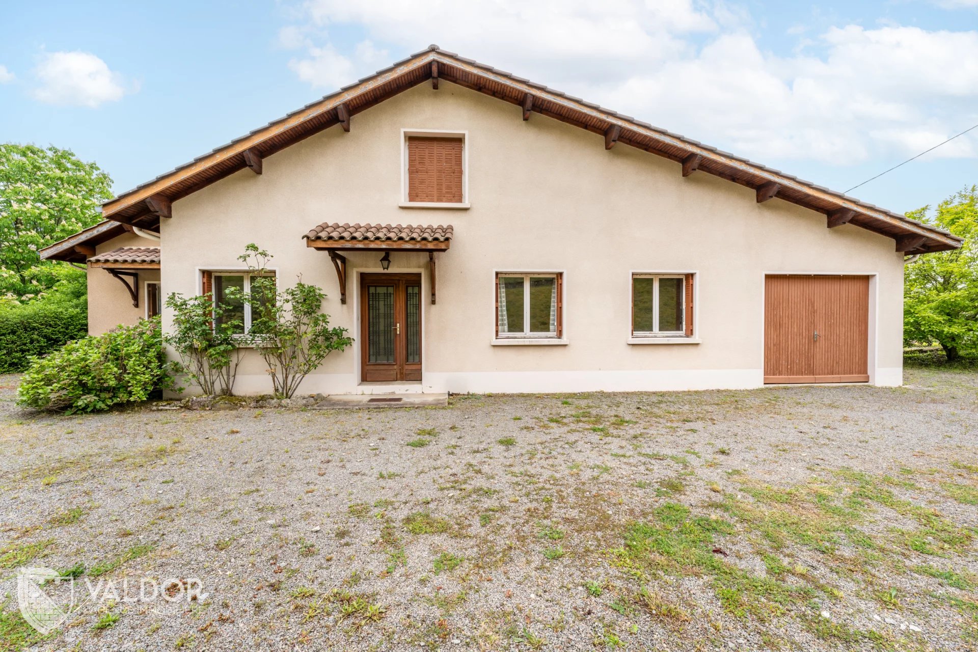 Jolie maison avec jardin, 5/7 pièces, possible 3 chambres voir plus, garage, cave et grenier aménageable.