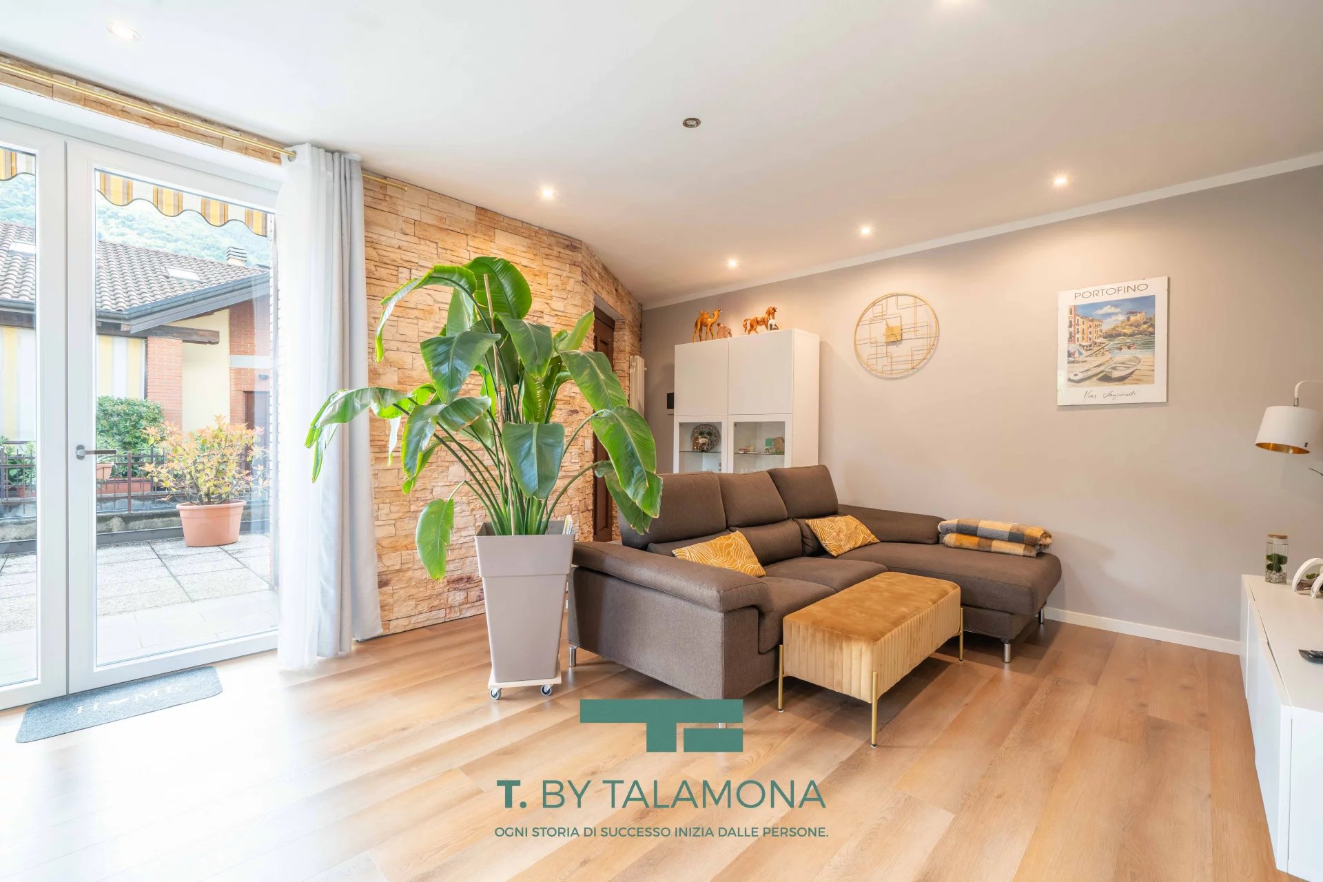 Renovierte Doppelvilla mit Schwimmbad und Doppelgarage in Porto Valtravaglia