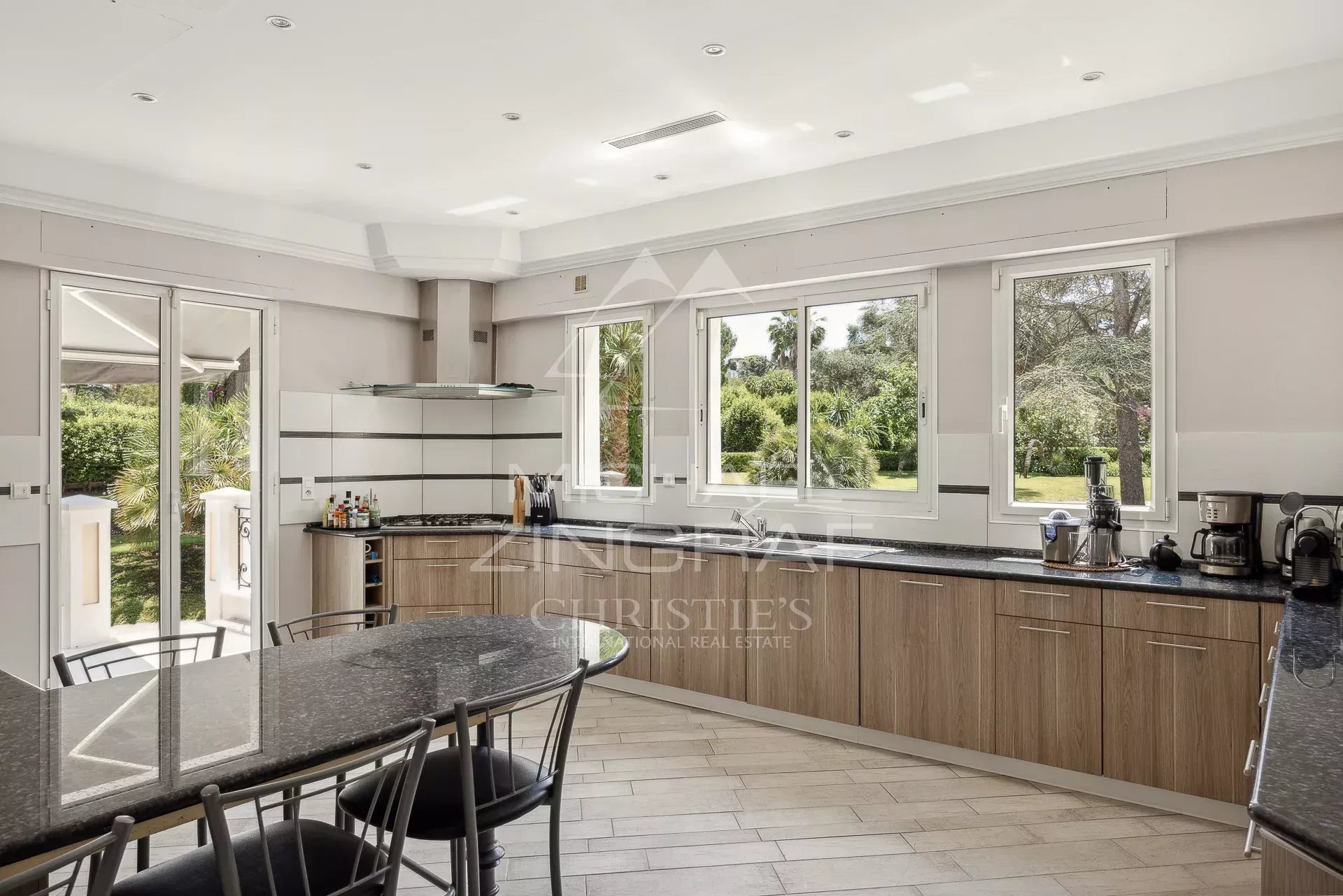 10 Bedroom Villa/Townhouse's Image 25