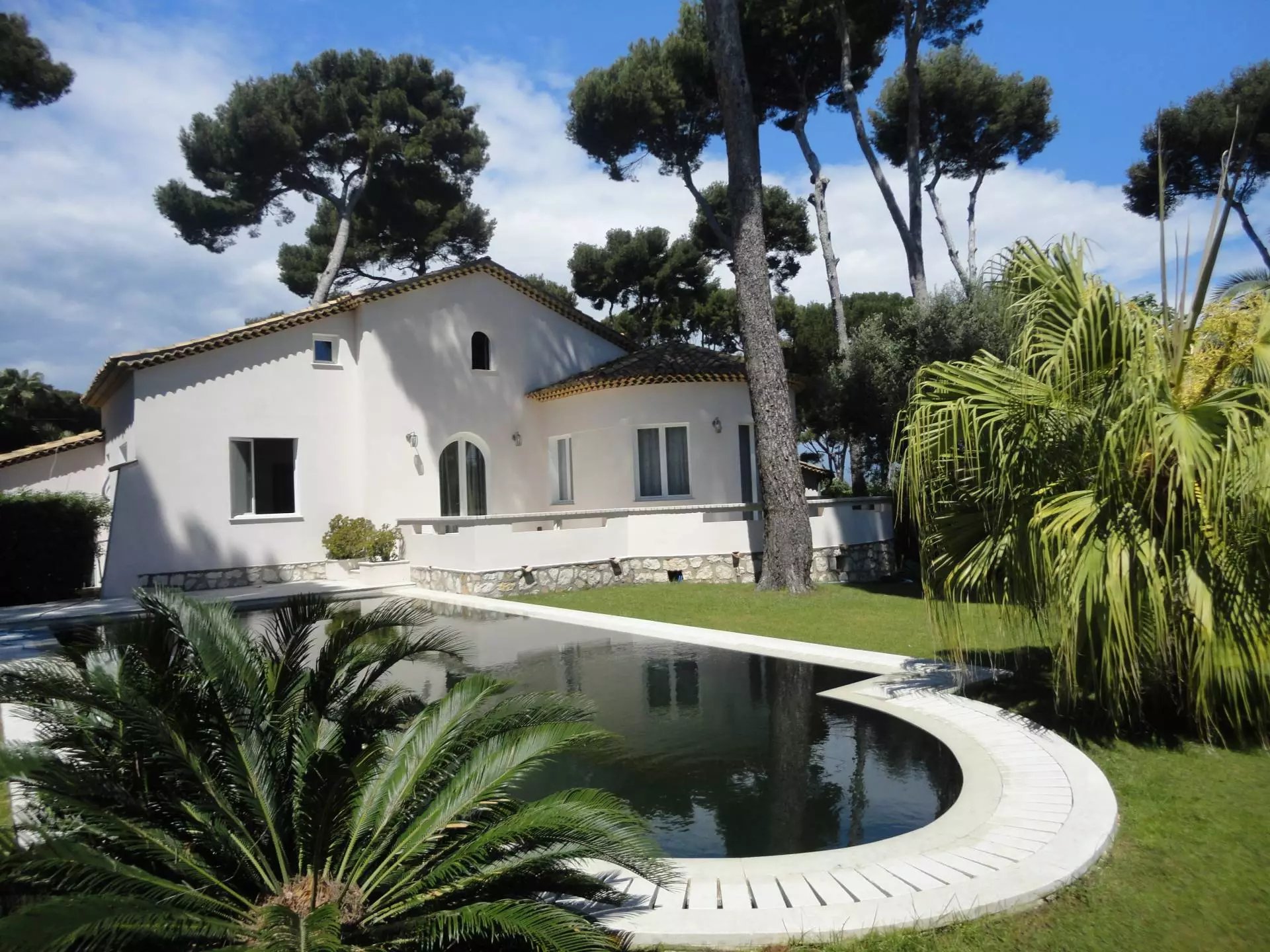 Proches des plages de la Salis, jolie Provençale avec 5 chambres au Cap d'Antibes