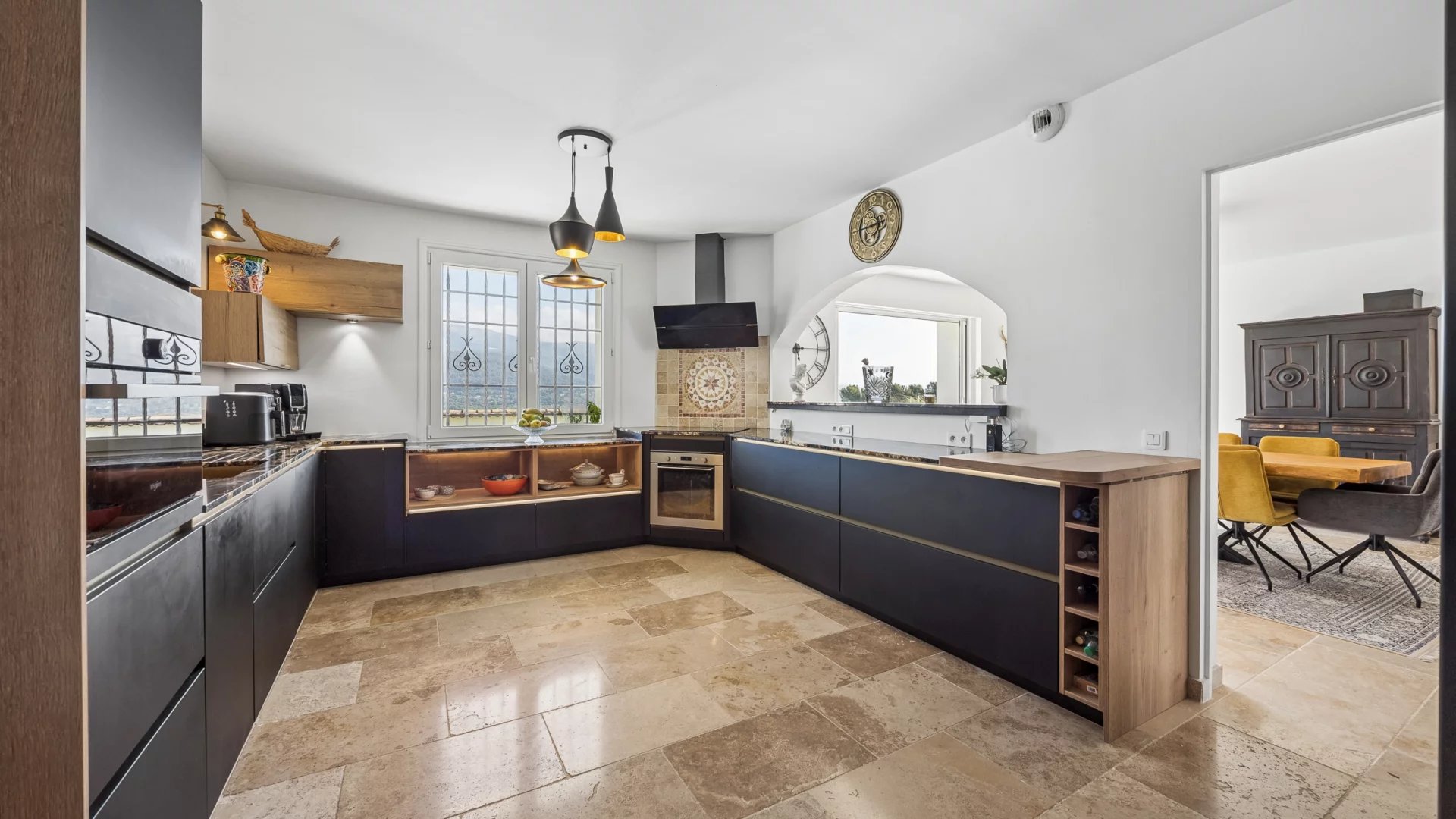 Elegante villa avec vue dégagée sur les collines
