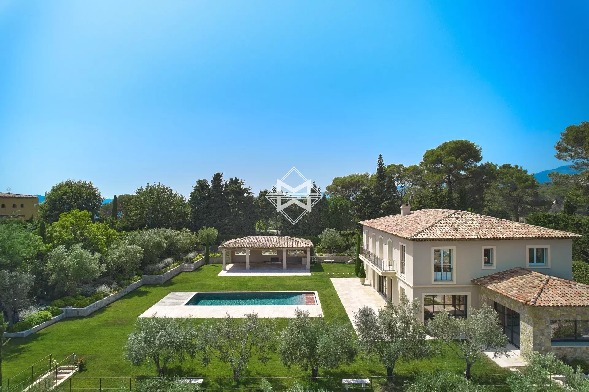 06250 MOUGINS VILLA