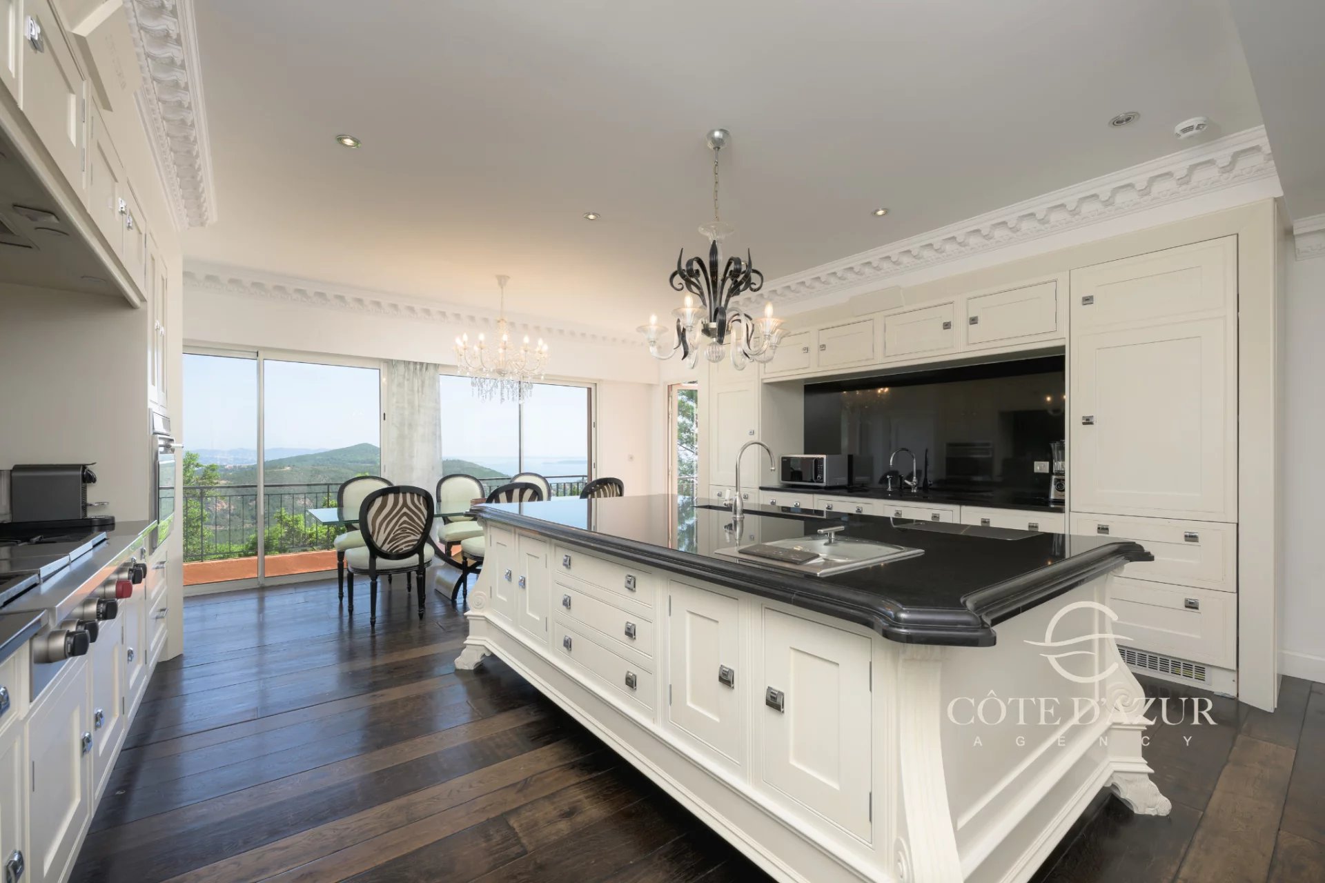 Exceptional property with panoramic sea views 10