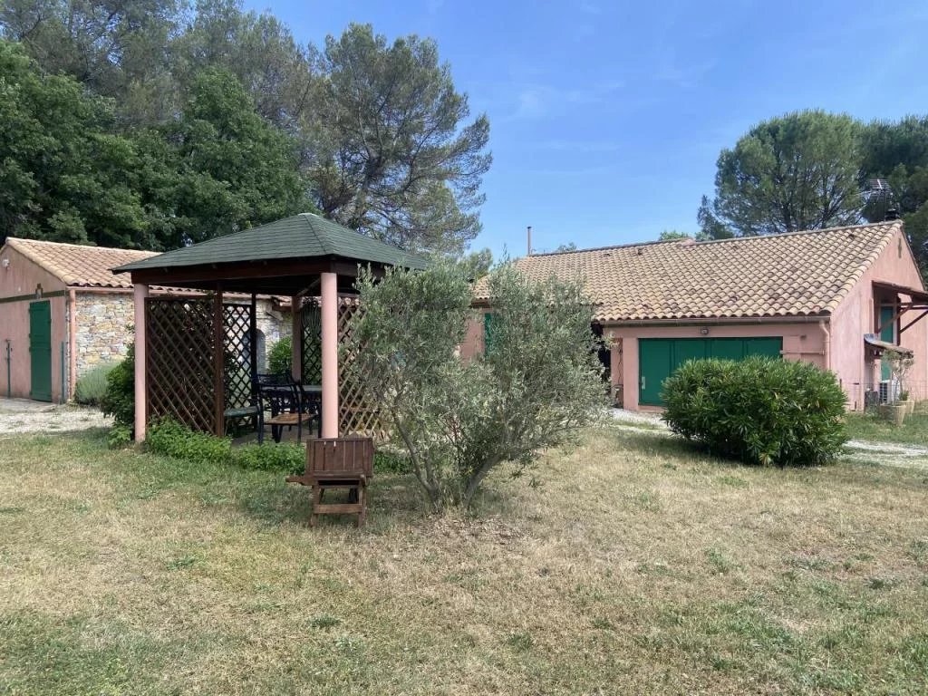À vendre, villa de type 4 avec studio et piscine, sur un terrain de 11 230 m².