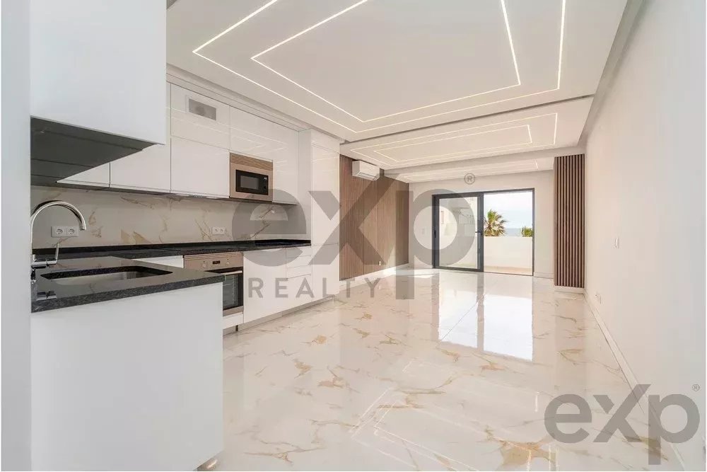 Modern 2-Bedroom Beachfront Apartment in Quarteira 85948404 image 3
