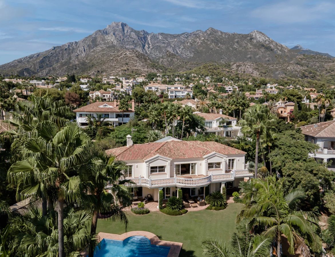 VILLA DE LUXE MÉDITERRANÉENNE CLASSIQUE AVEC VUE SUR LA MER DANS LA SIERRA BLANCA