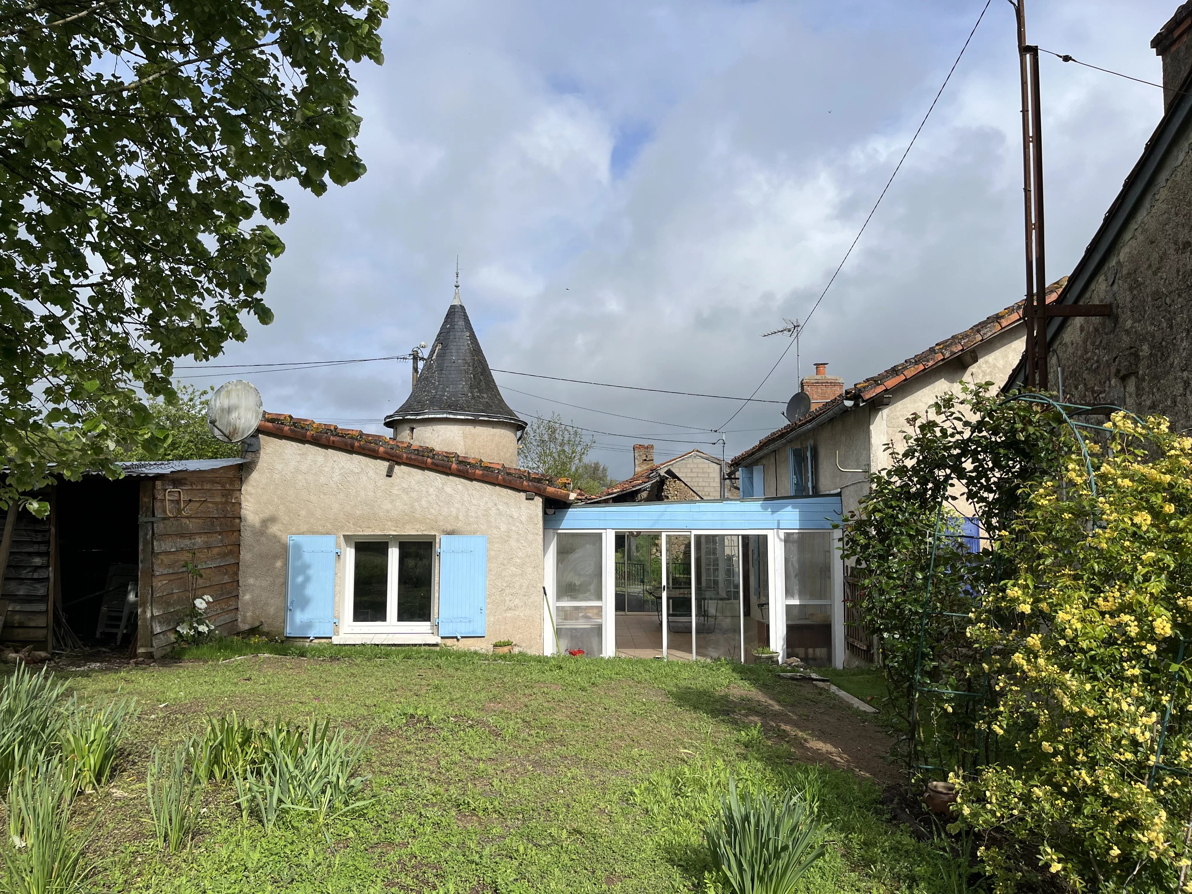 Maison atypique dans un hameau au calme proche de commodités