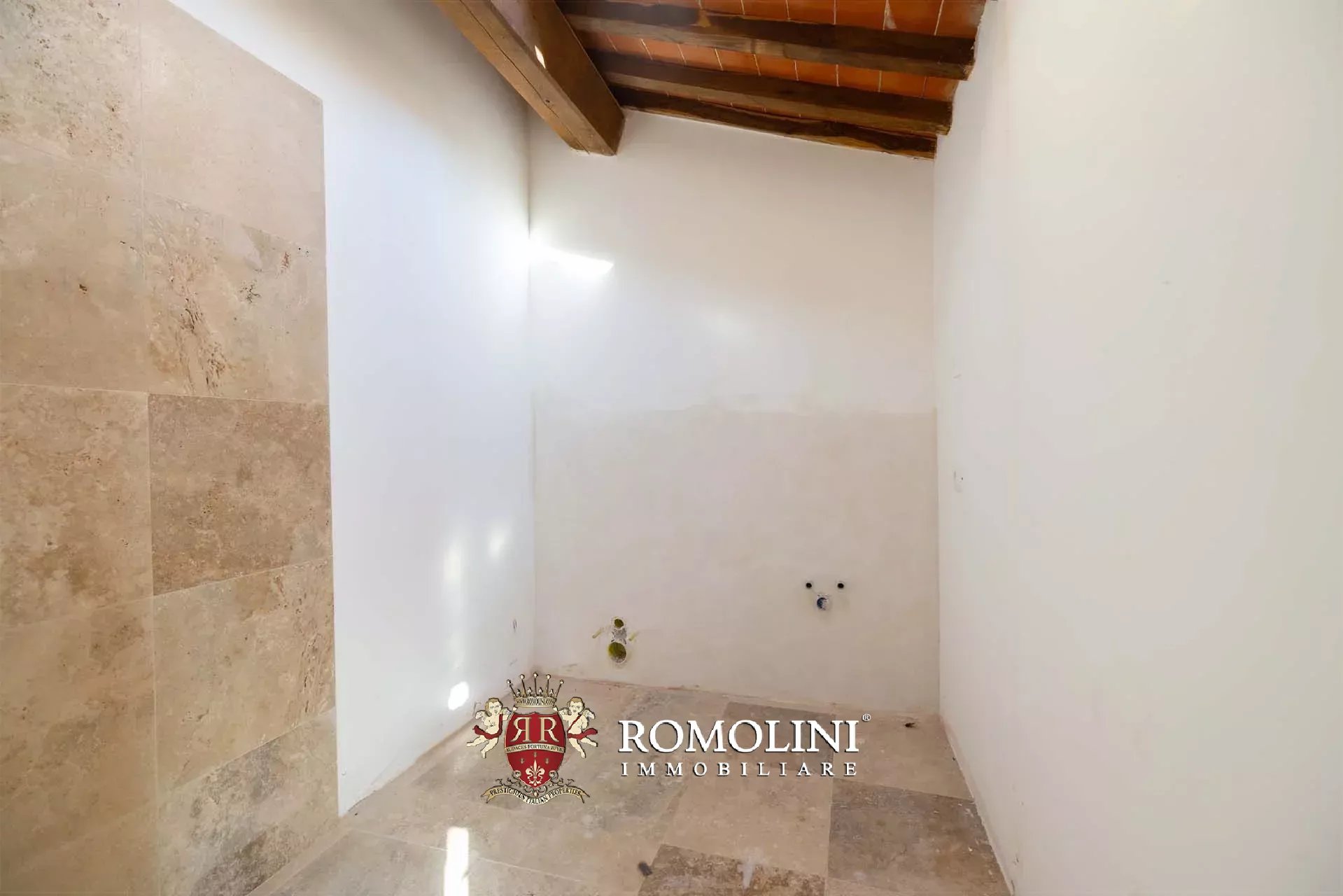 6 Bedroom Villa/Townhouse's Image 32