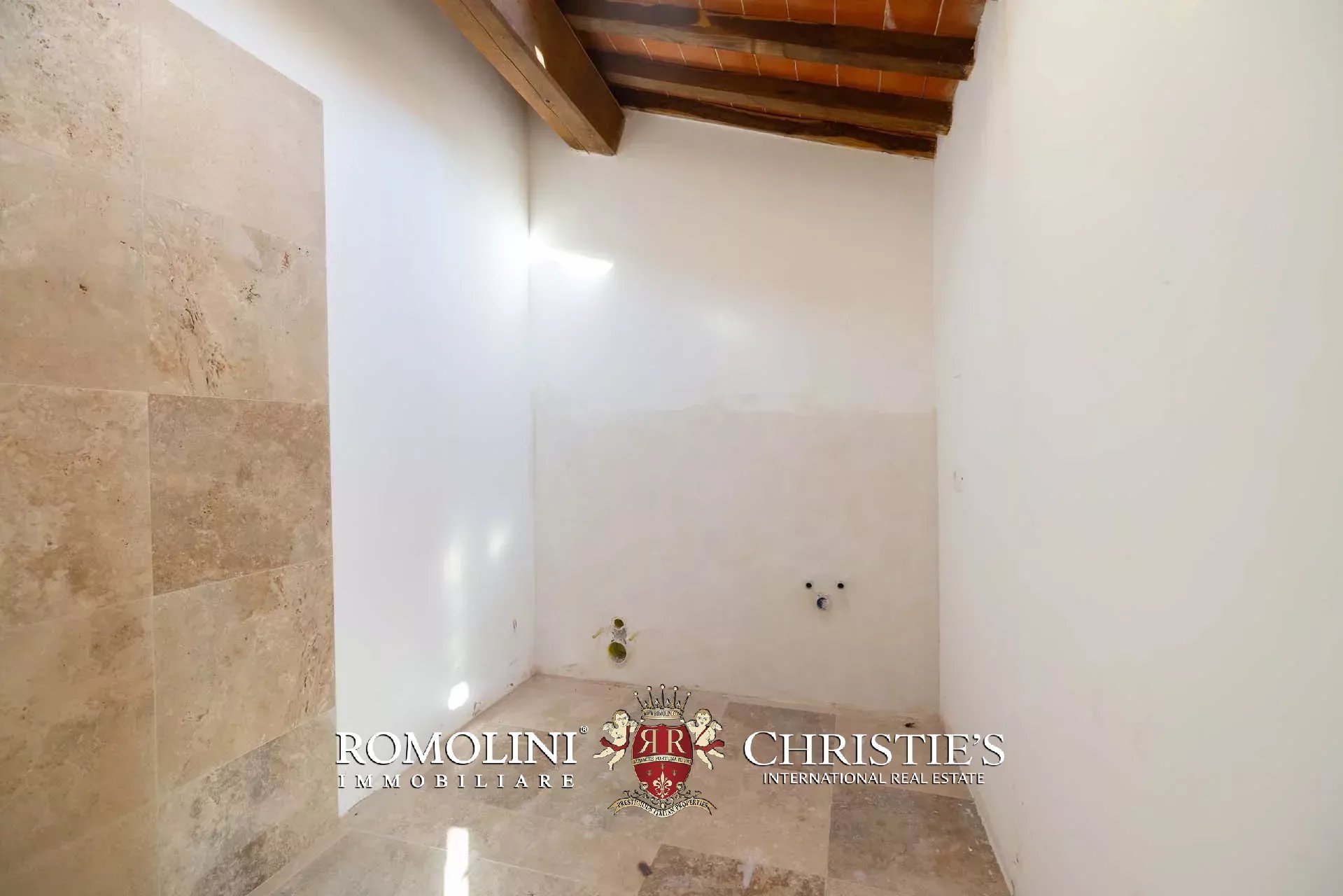 6 Bedroom Villa/Townhouse's Image 32
