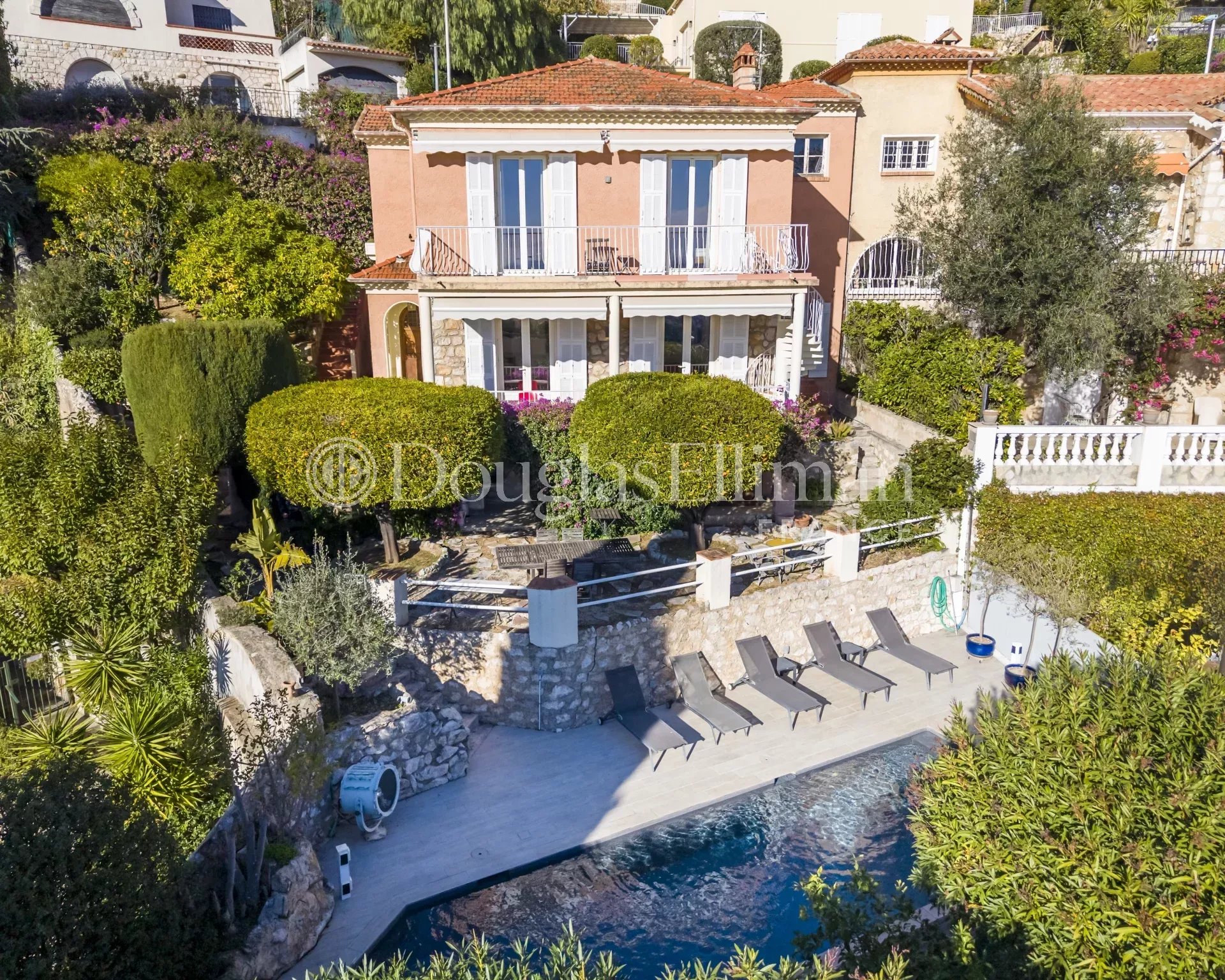VILLEFRANCHE-SUR-MER - Villa provençale de charme rénovée avec vue mer