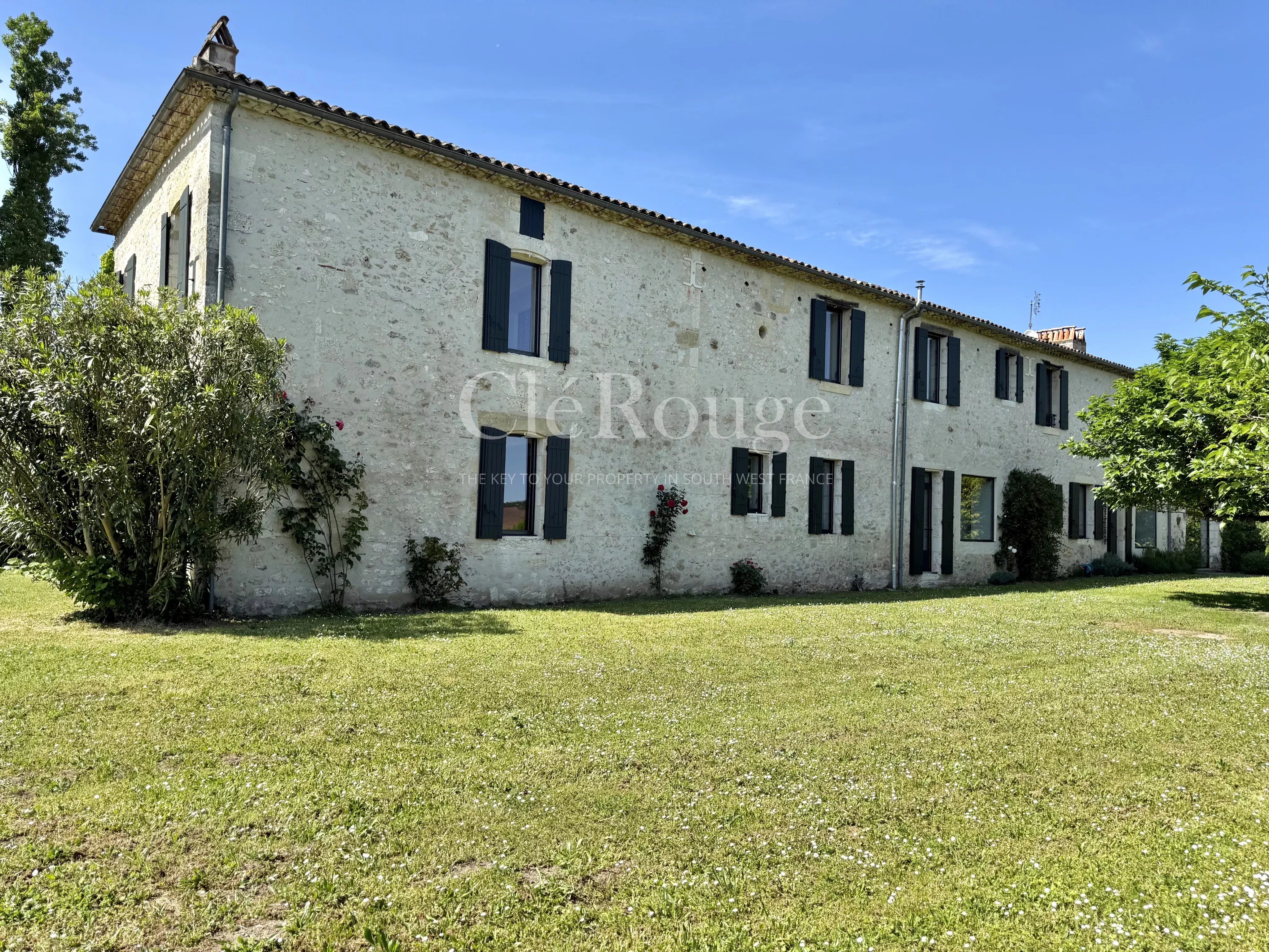 Close to Sainte-Foy-la-Grande – Stunning riverside property on the Dordogne