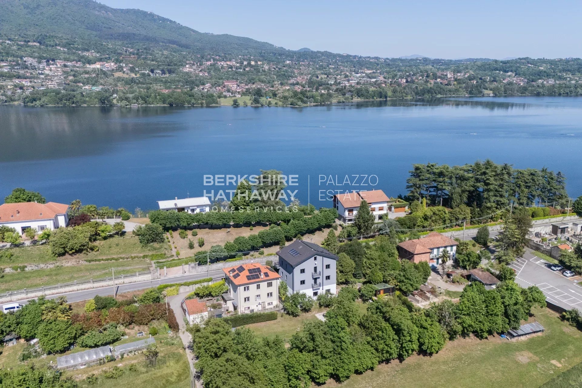 Villa bifamiliare con giardino a Biandronno, a pochi passi dal Lago di Varese