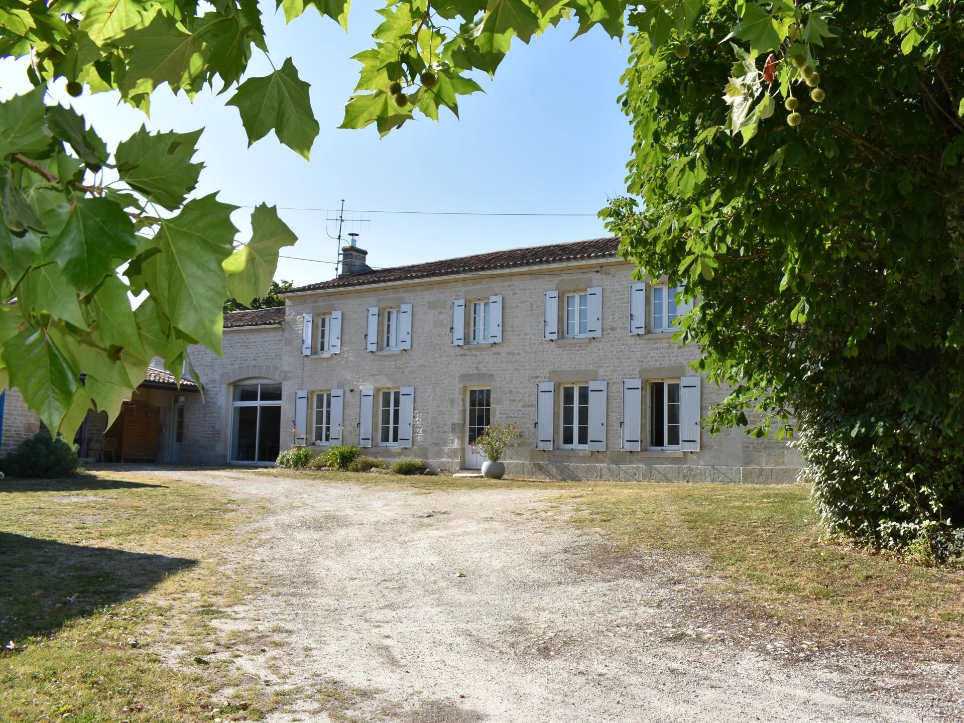 Beau domaine divisé en 4 logements à moins d'une heure de la mer