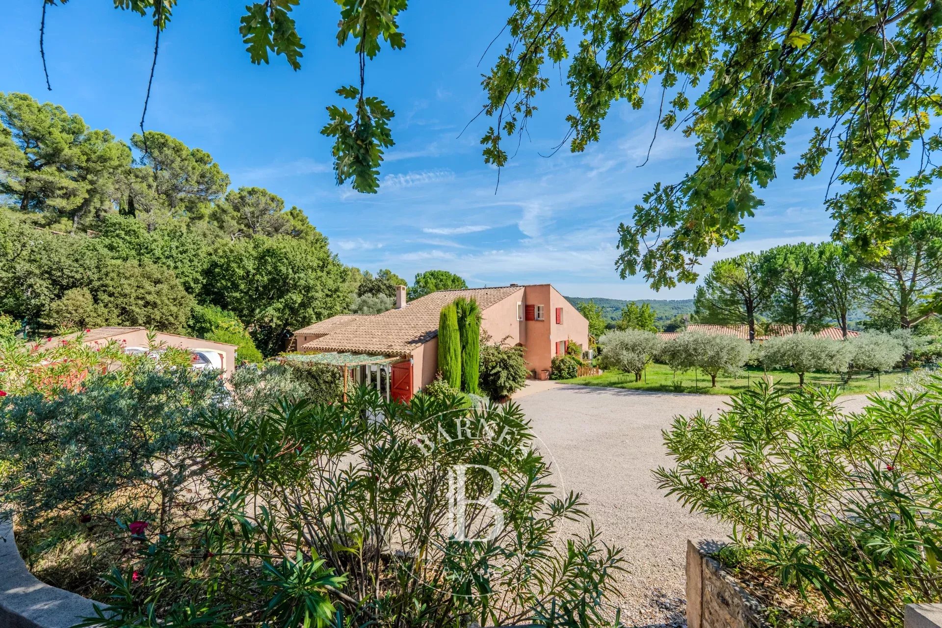 SOUTH LUBERON – VILLA 300 M² – 5 BEDROOMS – STUDIO – SWIMMING POOL – ANNEX – 3,000 M² PLOT
